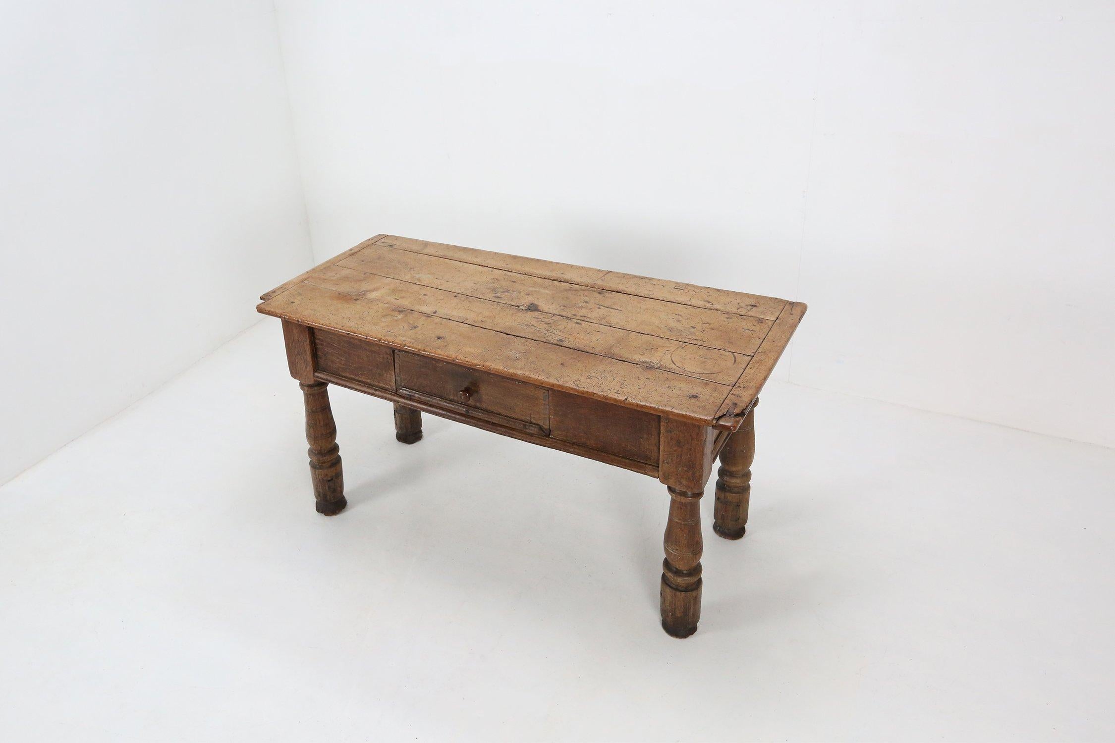 Belgischer antiker Konsolentisch aus Eiche mit Schublade, ca. 1740 im Zustand „Gut“ im Angebot in Meulebeke, BE