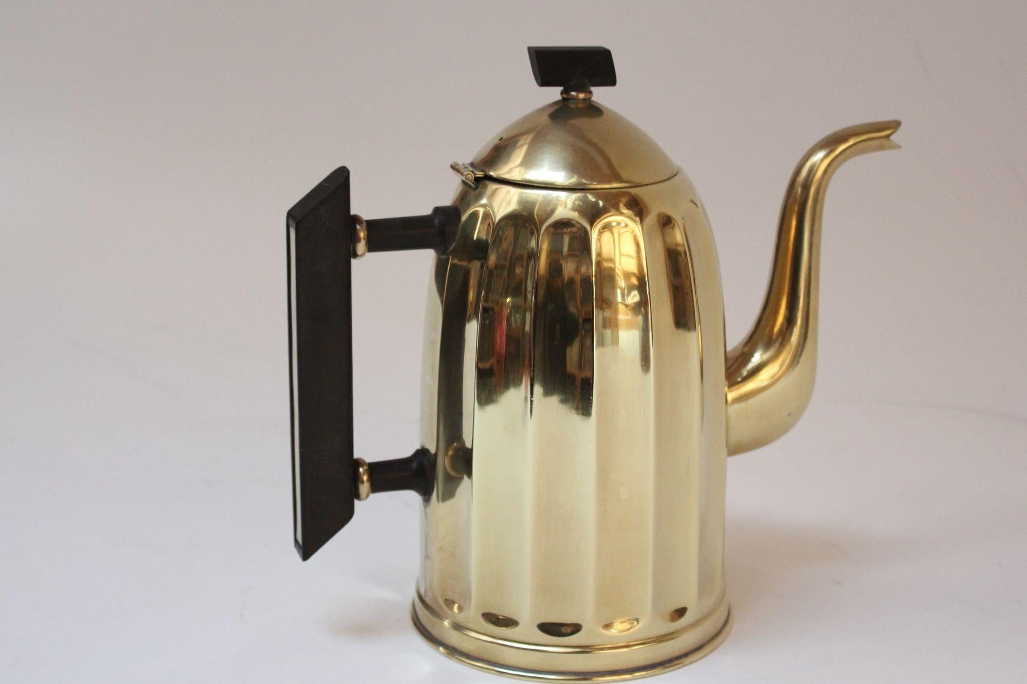 Sculptural Art Deco tea/coffee pot by Demeyere (ca. late 1930s/early 1940s, Belgium).
Scarcely seen brass example with black bakelite accents (the chrome-plated version is more common).
Newly polished condition, though light wear/tarnish remains, as