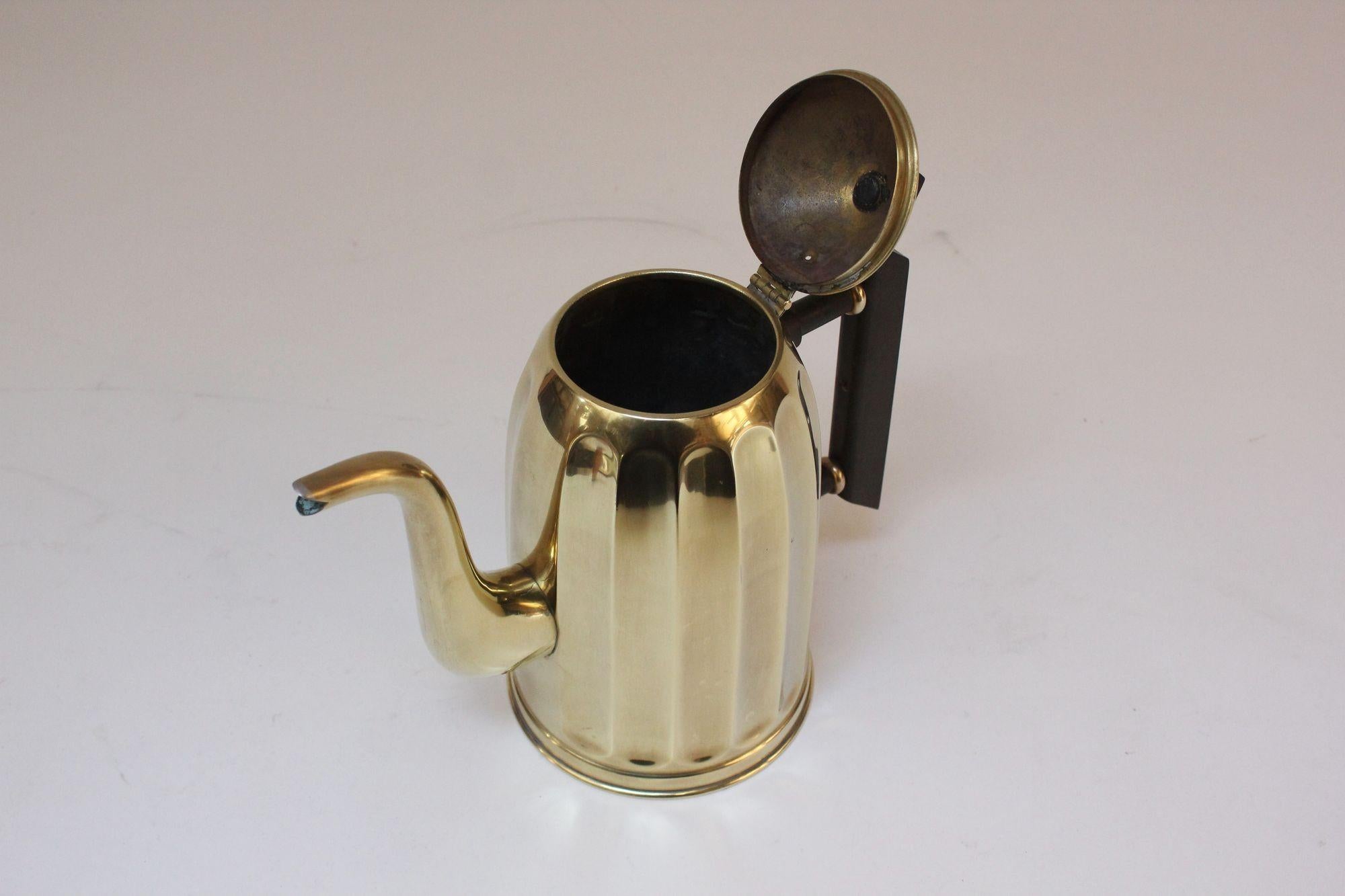 Belgian Art Deco Brass and Bakelite Fluted Teapot / Coffee Pot by Demeyere In Good Condition For Sale In Brooklyn, NY