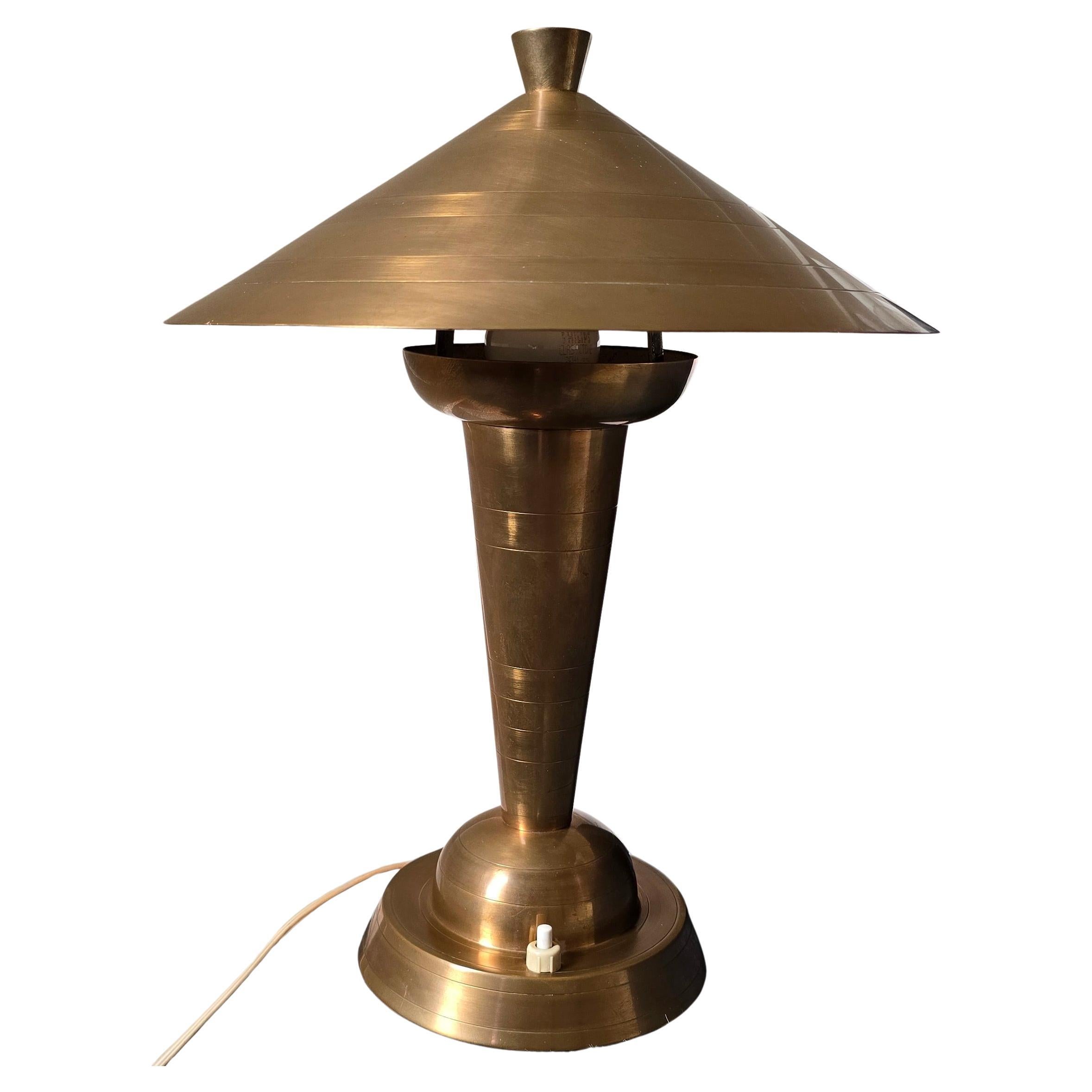Belgische Art Deco Tischlampe aus Messing von Gersyl, 1930er Jahre

Eine seltene und elegante Art-Deco-Tischlampe, die Gersyl zugeschrieben wird und in den 1930er Jahren in Belgien hergestellt wurde. Die Lampe ist auf der Unterseite mit der