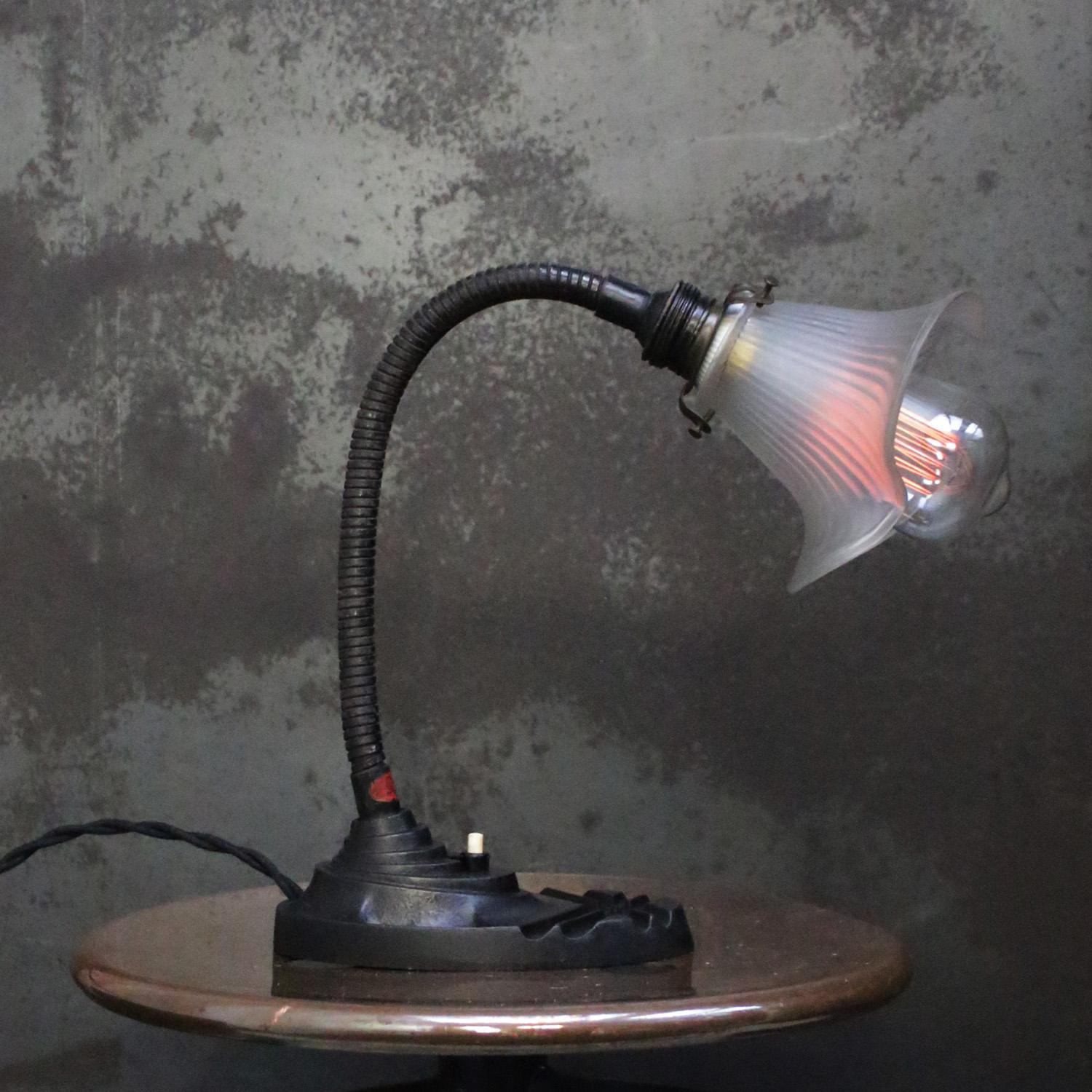 Lampe de bureau / lampe à poser en fonte, verre mat français
2,5 mètres de fil de coton noir, fiche et interrupteur

Également disponible avec une prise US/UK

Le prix est fixé par article individuel. Toutes les lampes ont été rendues conformes aux