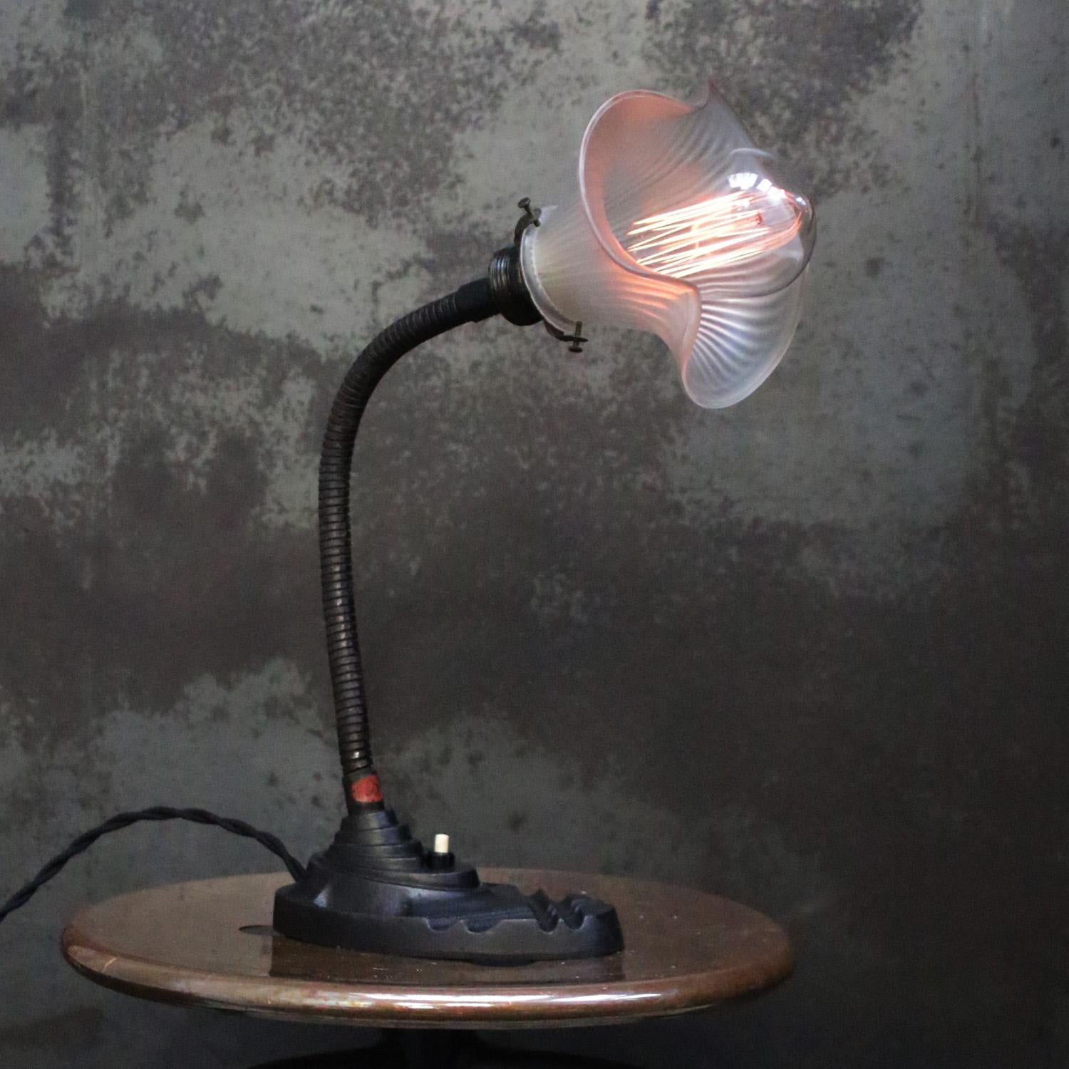 Belgische Art Deco Gusseisen Milchglas Tischlampe (Mattiert) im Angebot