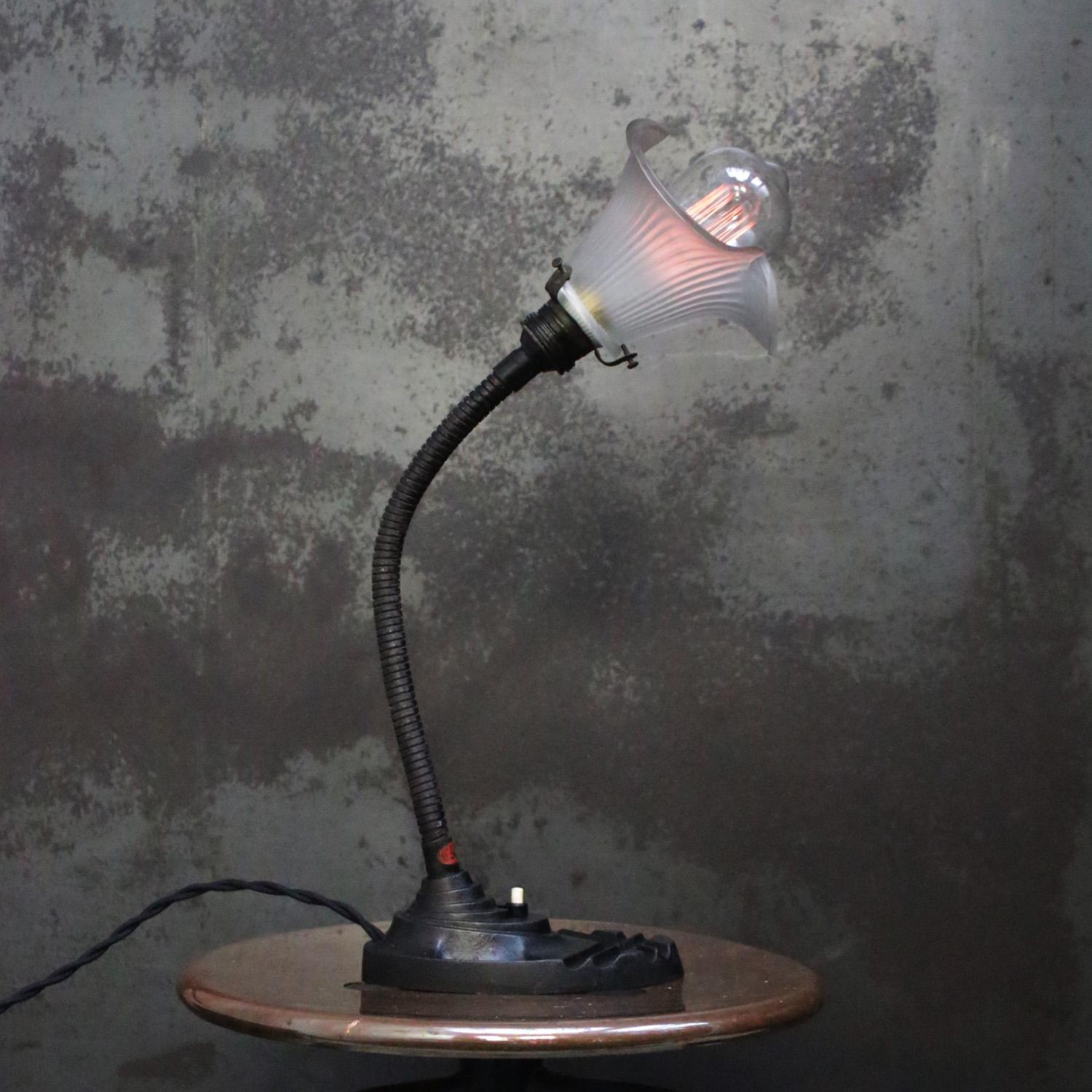 Belgische Art Deco Gusseisen Milchglas Tischlampe im Zustand „Gut“ im Angebot in Amsterdam, NL