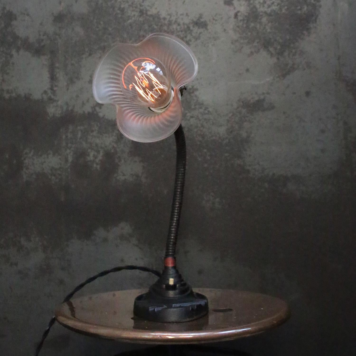 Belgische Art Deco Gusseisen Milchglas Tischlampe (Mitte des 20. Jahrhunderts) im Angebot