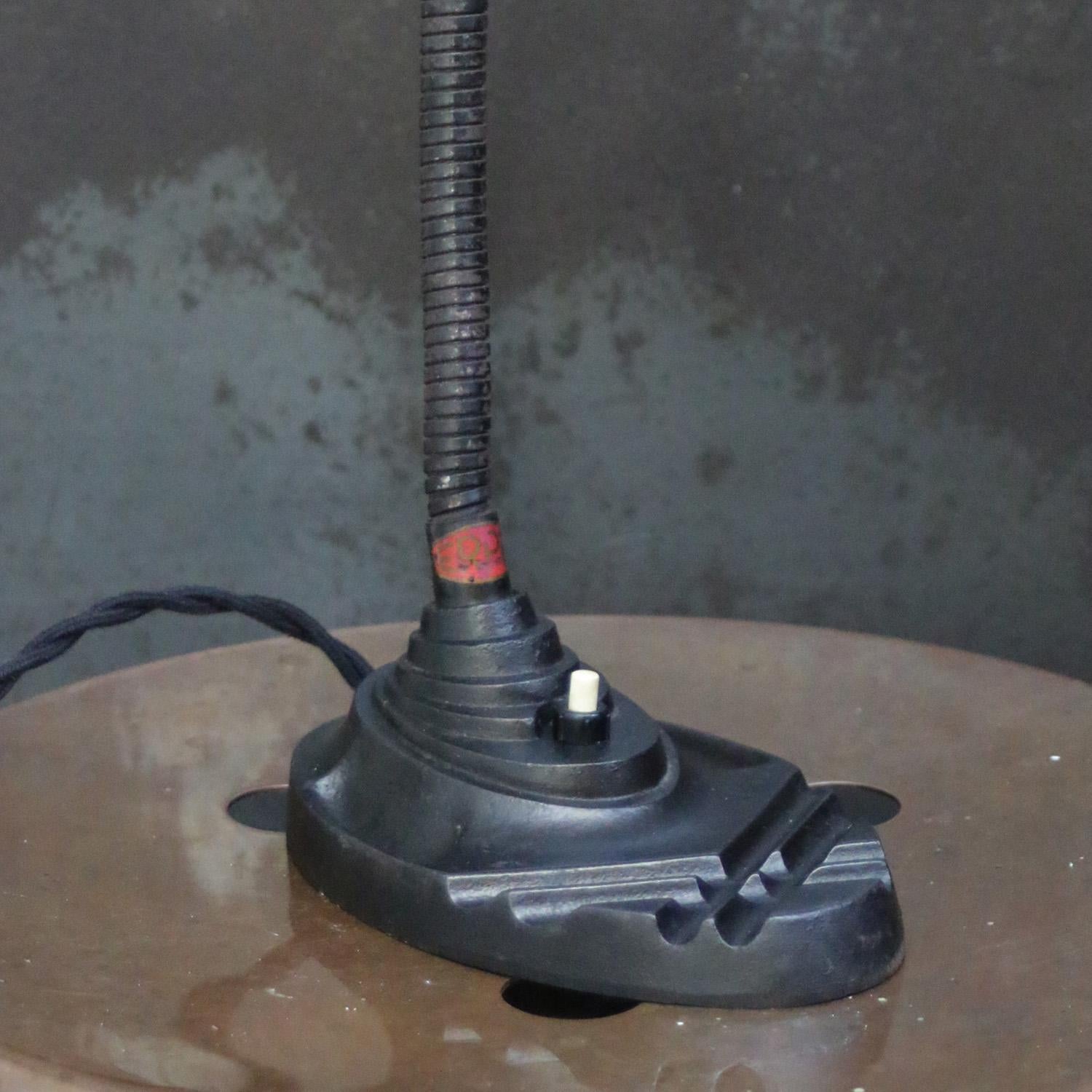 Lampe de table Art Déco belge en fonte et verre dépoli Bon état - En vente à Amsterdam, NL