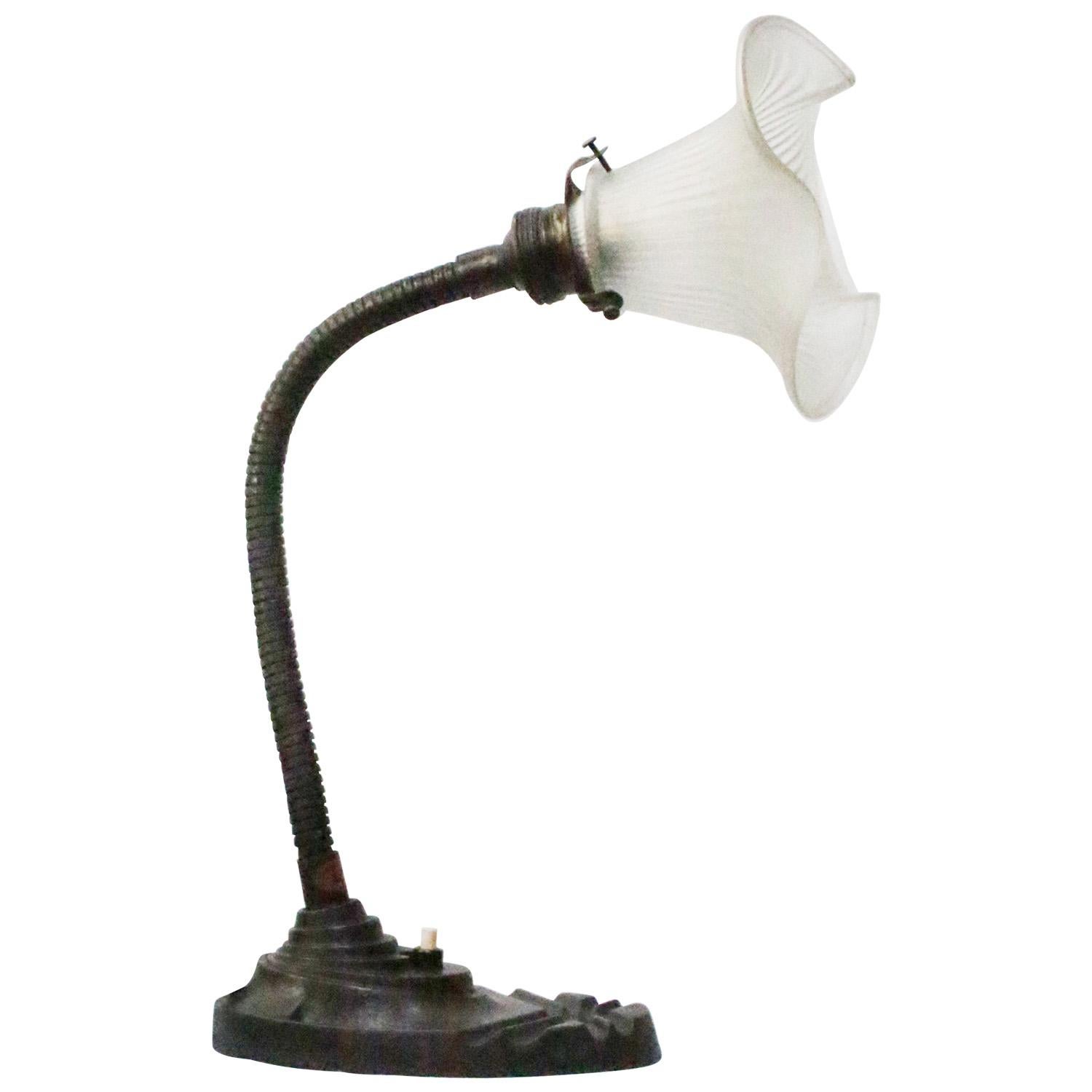 Milieu du XXe siècle Lampe de table Art Déco belge en fonte et verre dépoli en vente