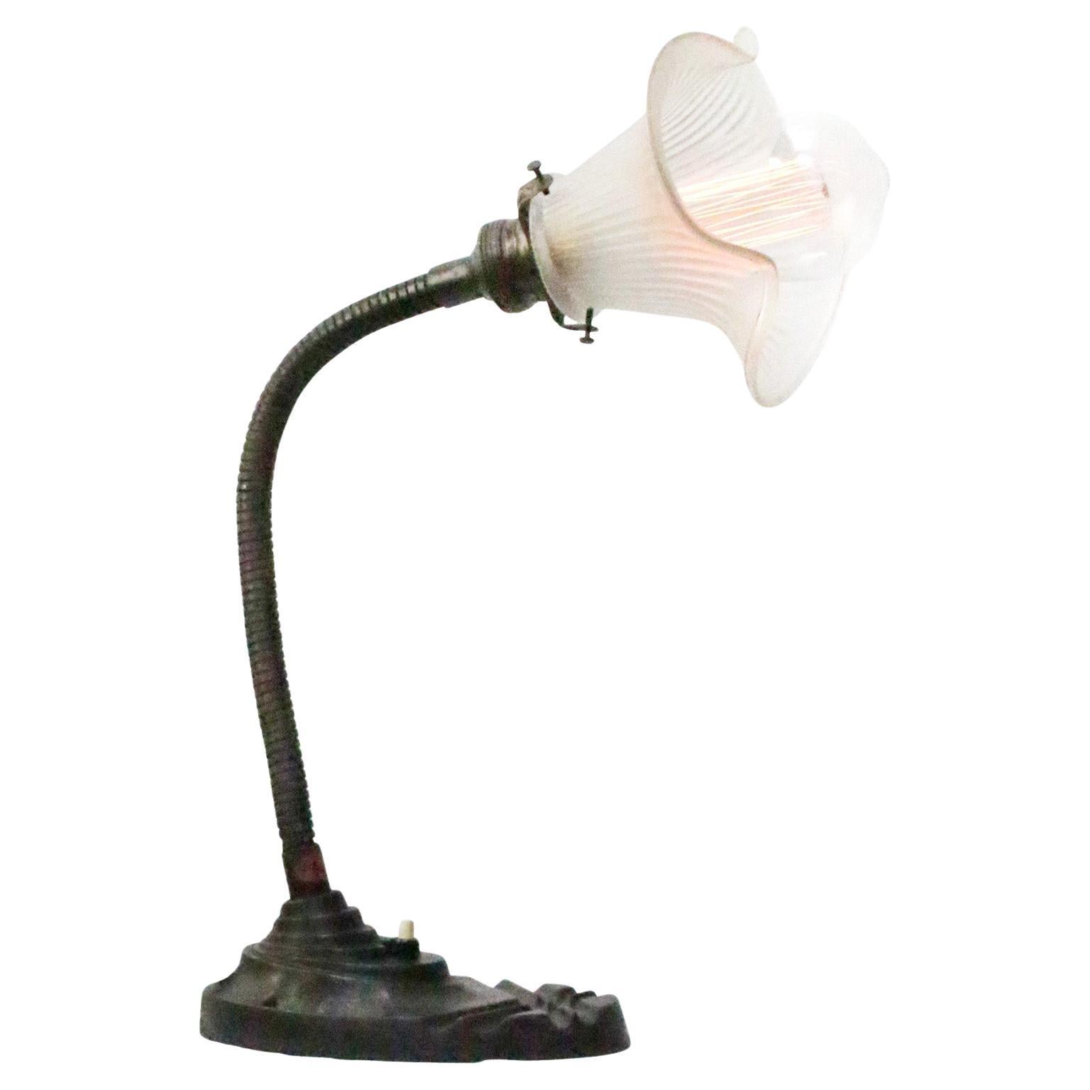 Belgische Art Deco Gusseisen Milchglas Tischlampe im Angebot