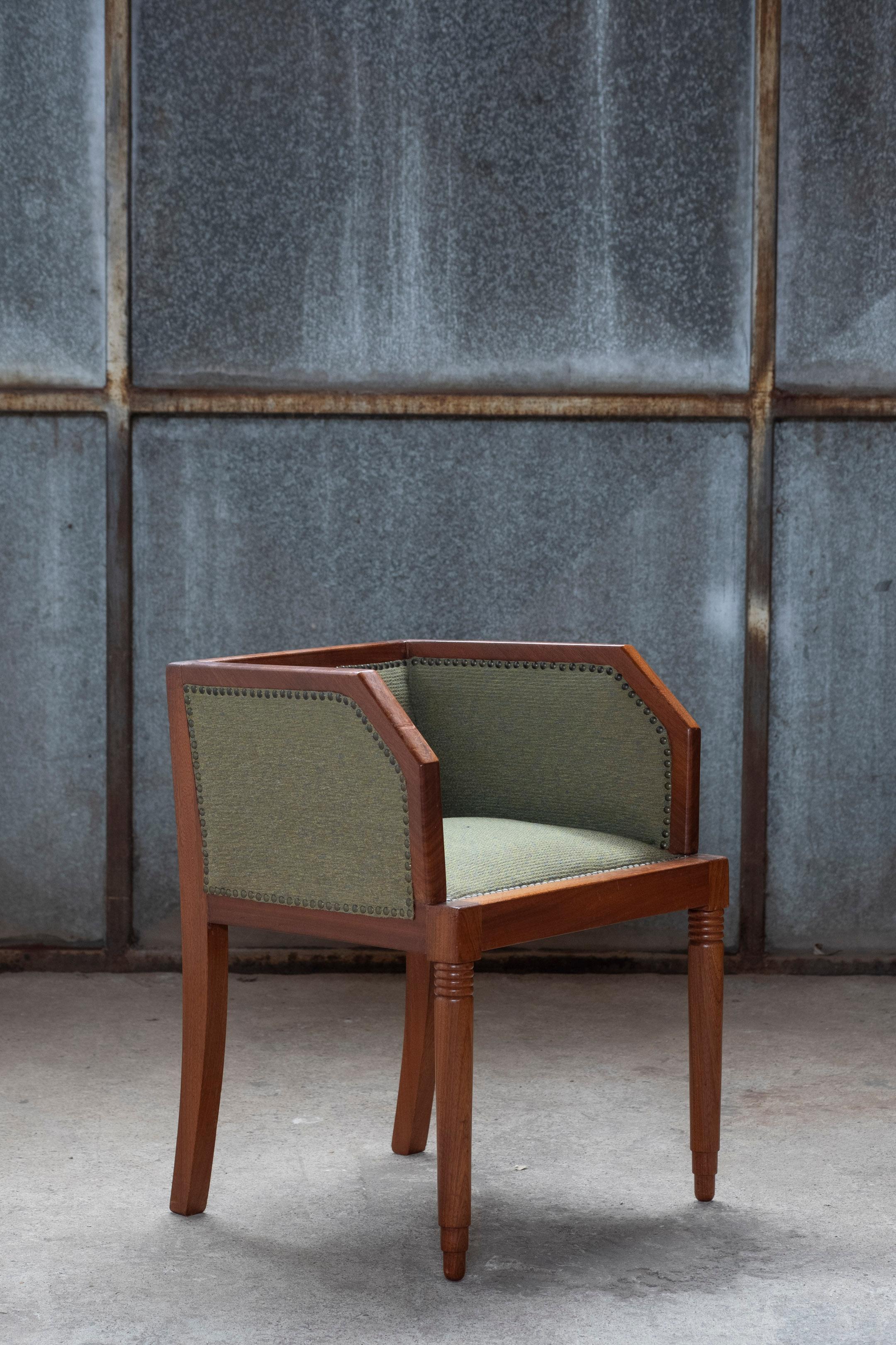 Belgischer Art-Déco-Stuhl aus den 1930er Jahren mit interessanten Abmessungen und Details wie den niedrigen Rücken- und Armlehnen, den gedrechselten Vorderbeinen und der wunderbaren Farbmischung des Textils. Das Design zeigt eine Spur von Kubismus.