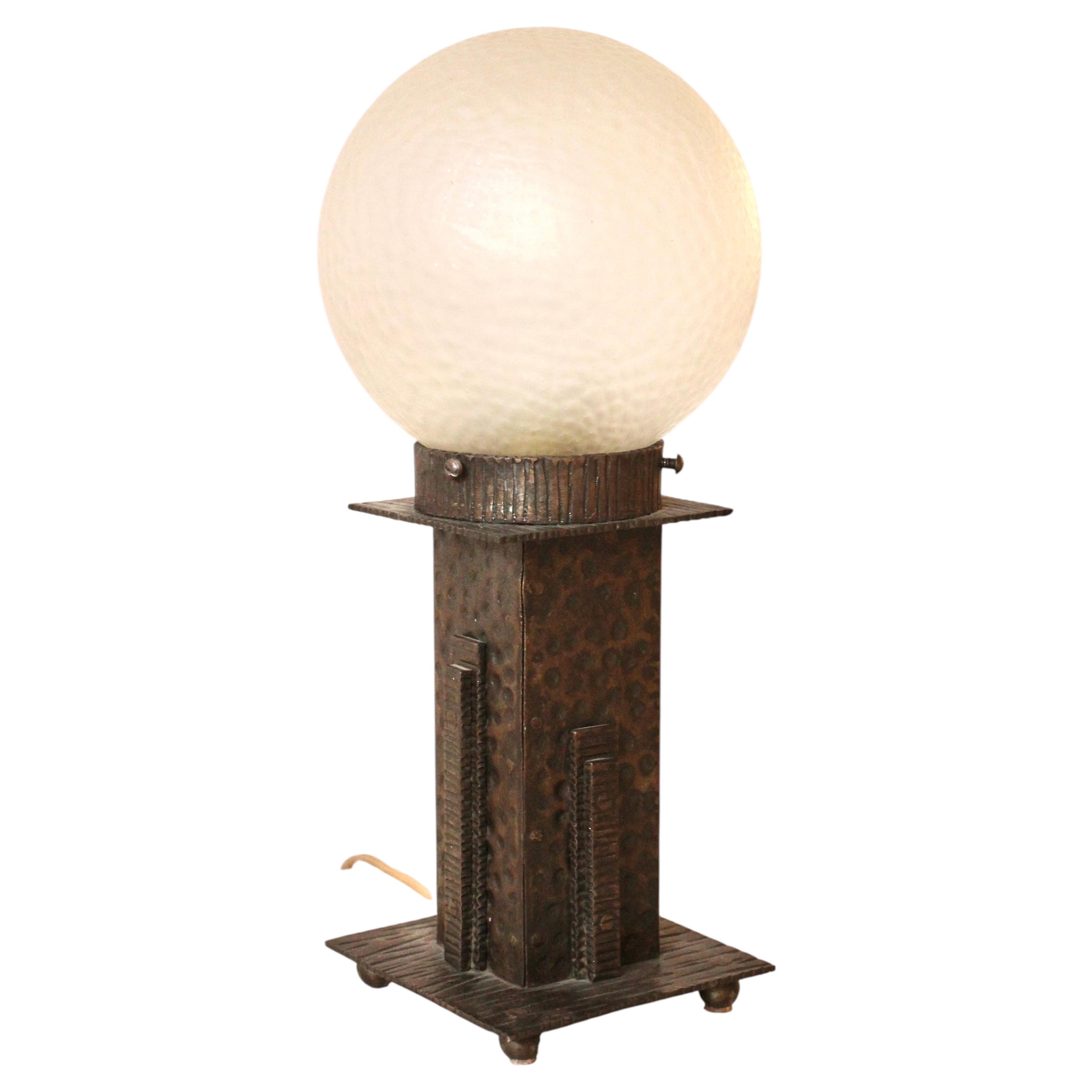 Belgian Art Deco Hammered Iron Table Lamp, in the Manner of Edgard Brandt, 1930s For Sale