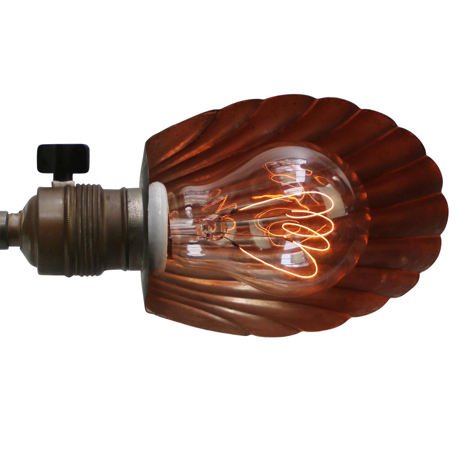 Belgian Art Deco Brass goose neck desk light.
Flexible brass goose neck arm with brass base and metal shell shade.

Brass base. Black cotton wire and plug.

Also, available with US/UK plug

Weight: 2.10 kg / 4.6 lb

Priced per individual item. All