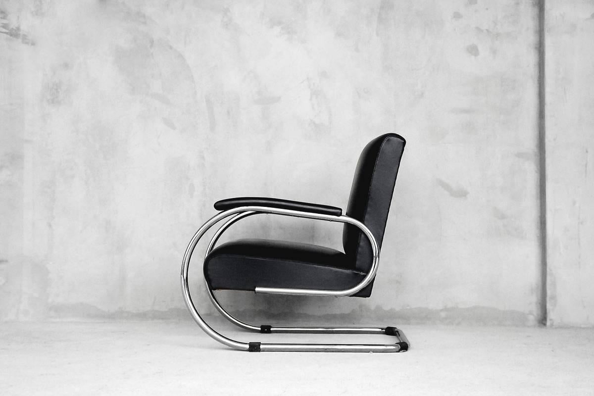 The Vilvoure chair is an Art Deco classic from the 1930s. This chair has been manufactured by Belgian producer Tubax during the 1950s. The spiral-shaped frame is made of tubular and chrome-plated steel with 3cm diameter and the seat is upholstered
