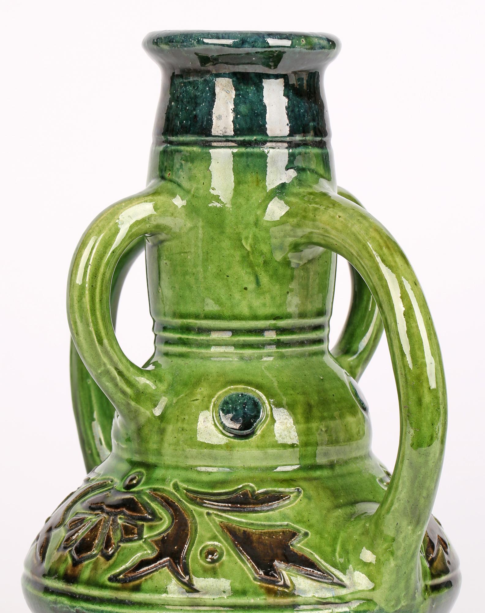 Art nouveau Vase en poterie d'art émaillée verte à quatre poignées Art Nouveau belge en vente