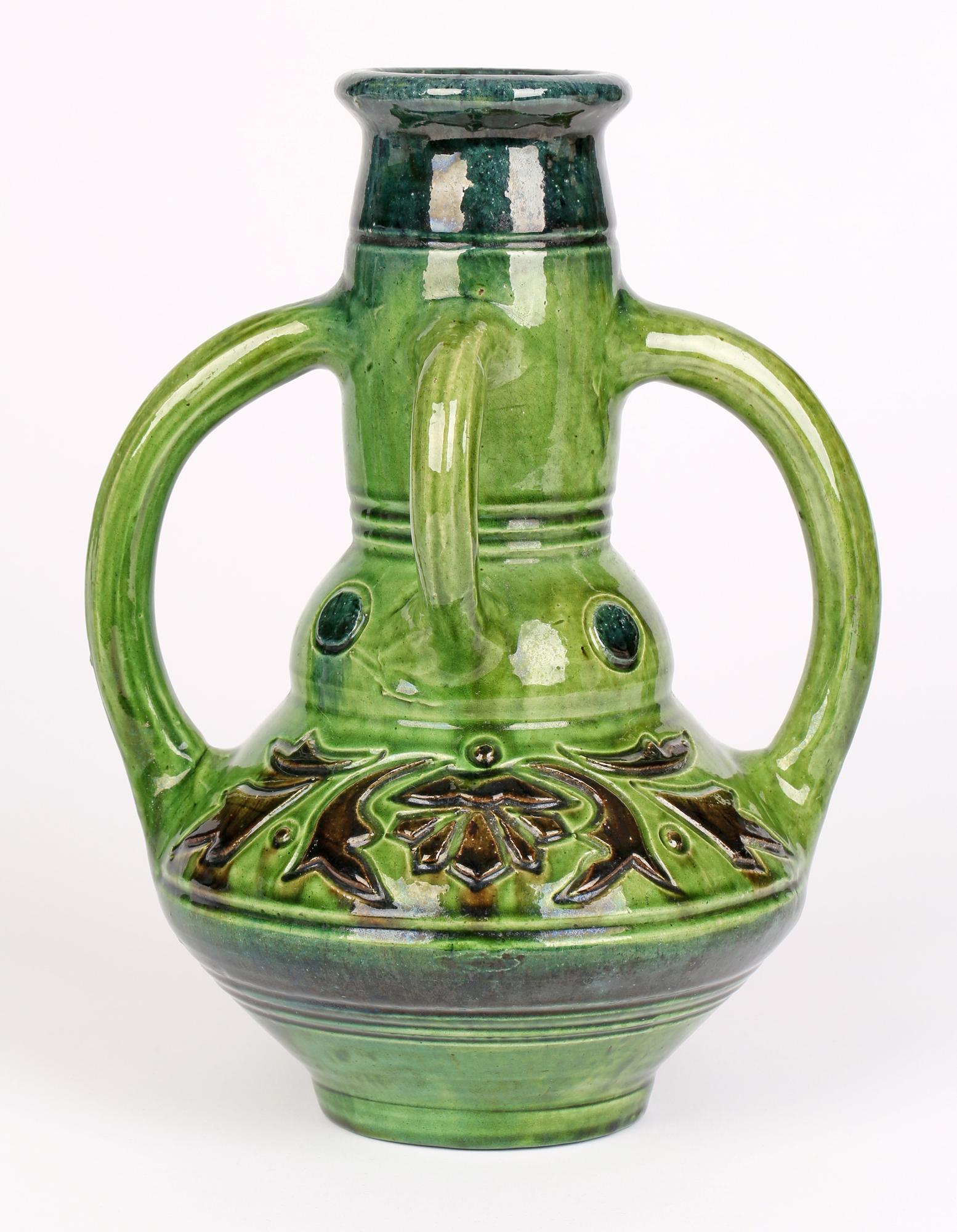 Belge Vase en poterie d'art émaillée verte à quatre poignées Art Nouveau belge en vente