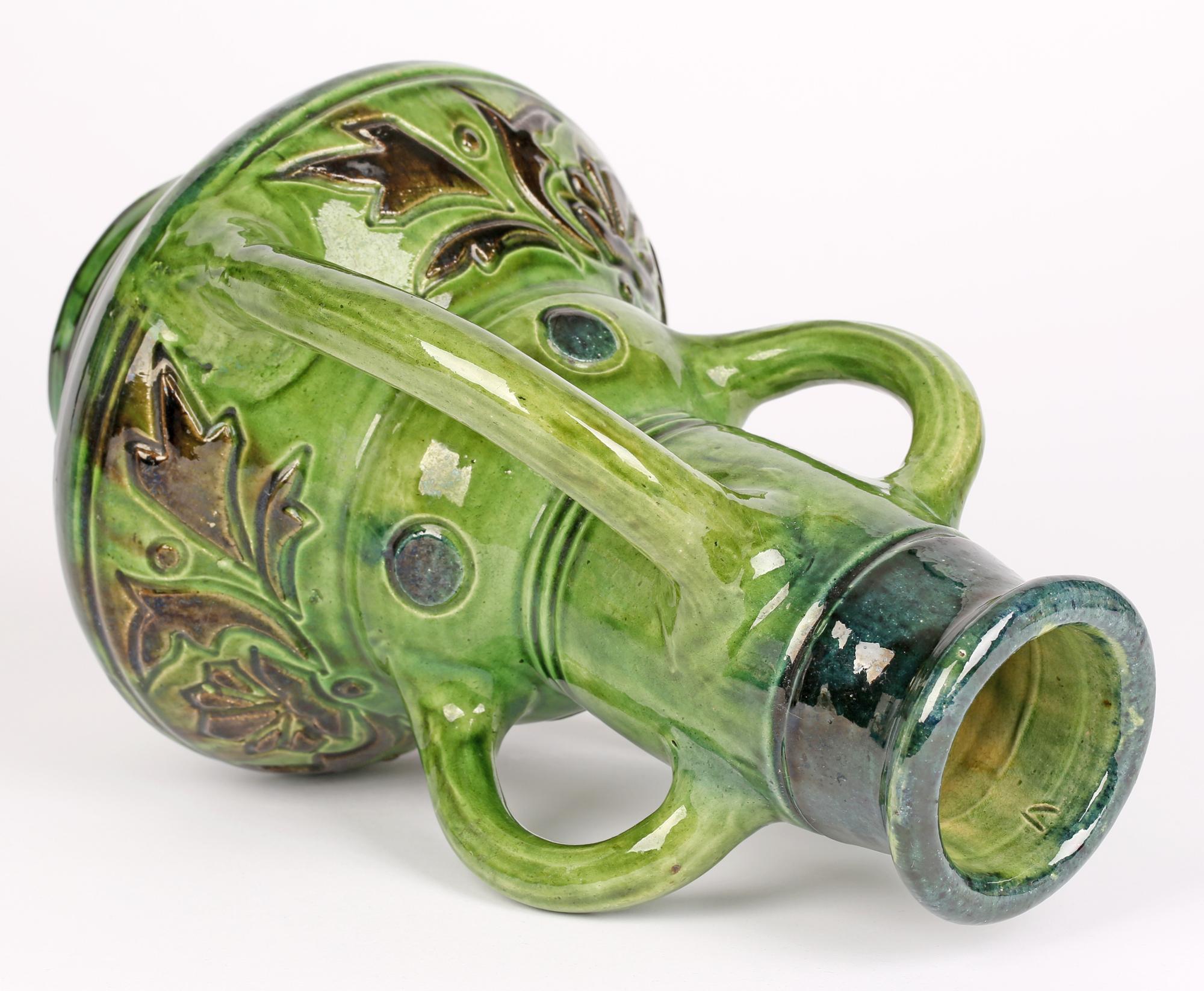 Peint à la main Vase en poterie d'art émaillée verte à quatre poignées Art Nouveau belge en vente
