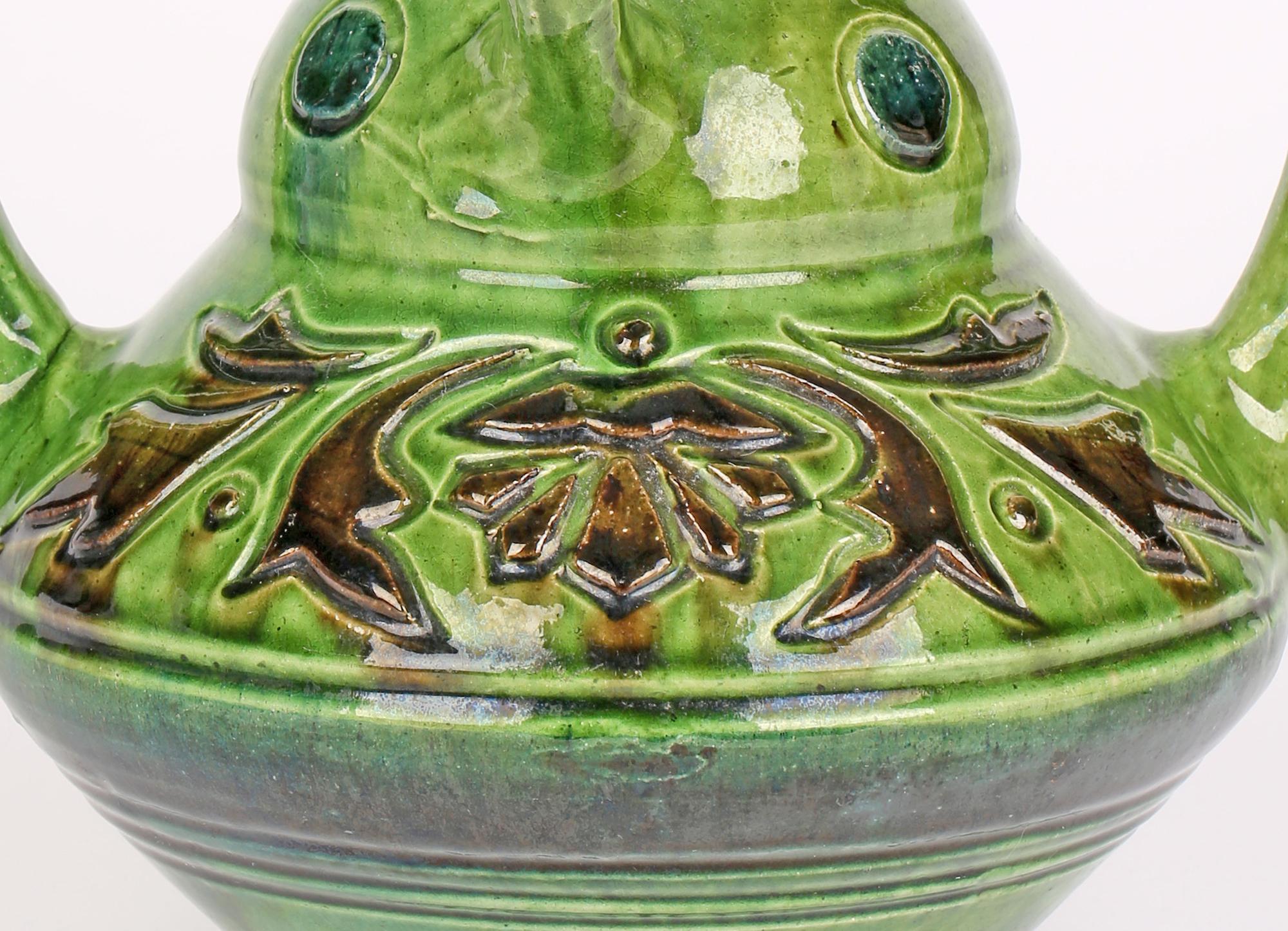 Poteries Vase en poterie d'art émaillée verte à quatre poignées Art Nouveau belge en vente