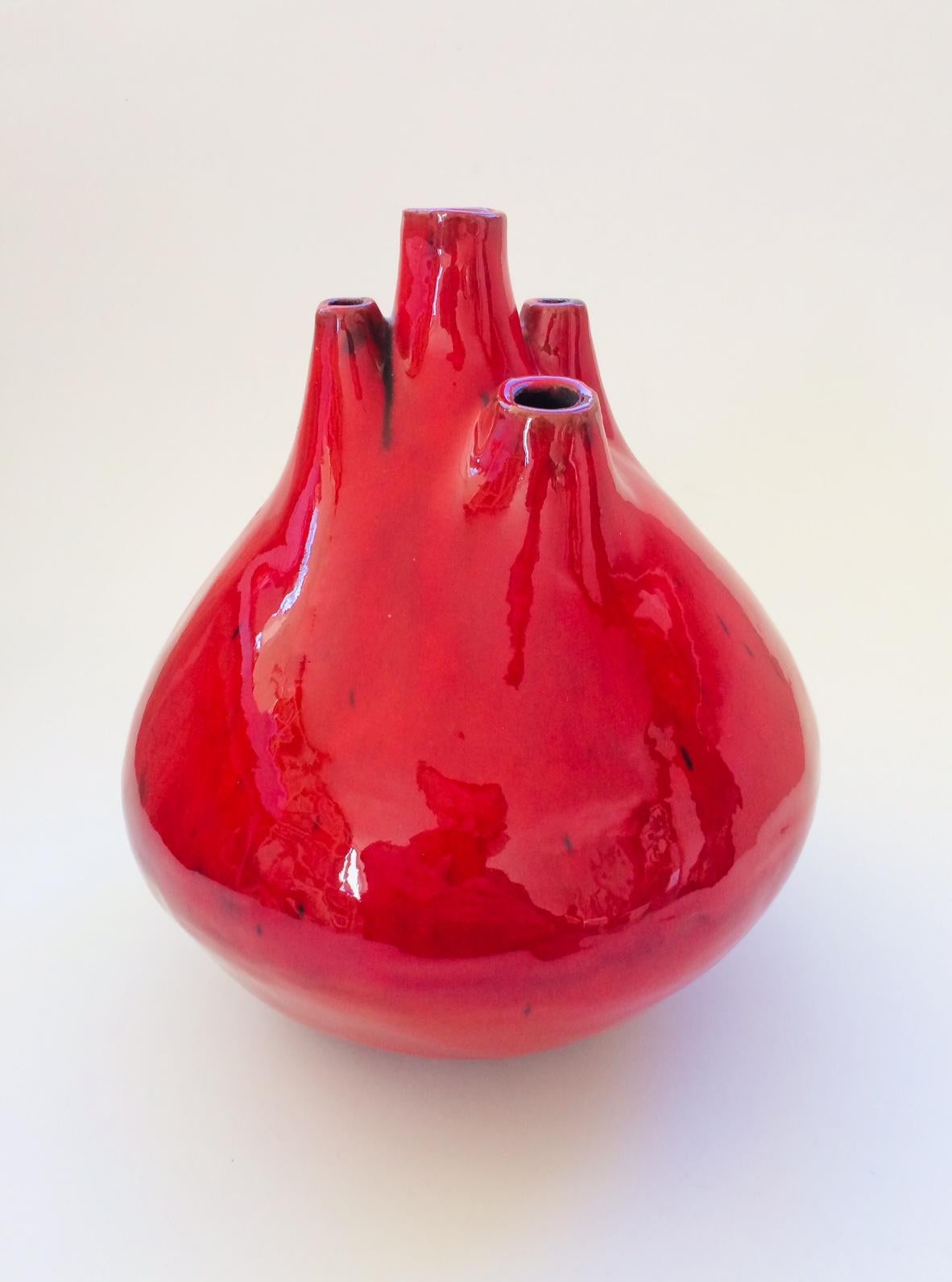 Vintage Midcentury Modern Belgian Art Pottery Spout Vase von Hugria Ceramics, Laarne Studios, Belgien 1960er Jahre. Im Stil der berühmten Perignem Amphora Studio Töpfervasen. Große & seltene Modellvase. Selen rot glasiert. Gestempelt mit Hugria -3 -