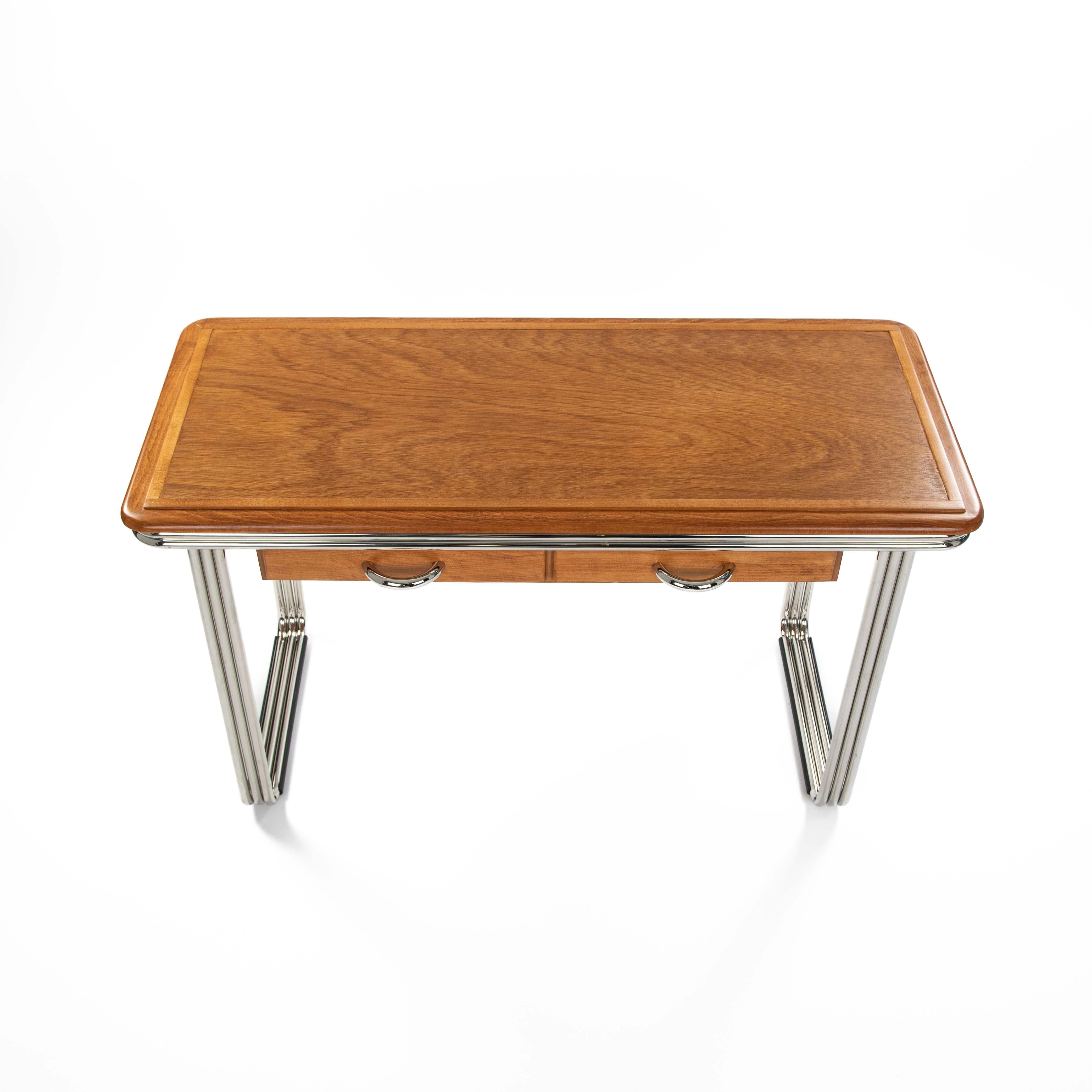 Scrivania Bauhaus belga in Beeche con telaio tubolare riverniciato a 2-3 pezzi, anni '30

Questo pezzo, con il suo aspetto elegante e solido, è moderno e senza tempo.
Le forme arrotondate del piano del tavolo, delle maniglie e delle gambe creano un