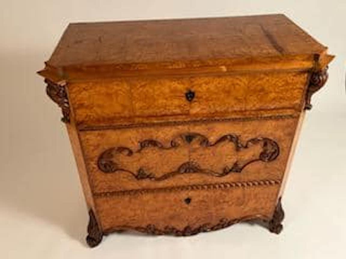 Angeboten wird eine Biedermeier (ca. 1830) Kommode oder 3-Schubladen-Kommode, die eine Birke Furnier Finish hat und ist mit Blatt-gezogenen Intarsien verziert.

Er misst 40