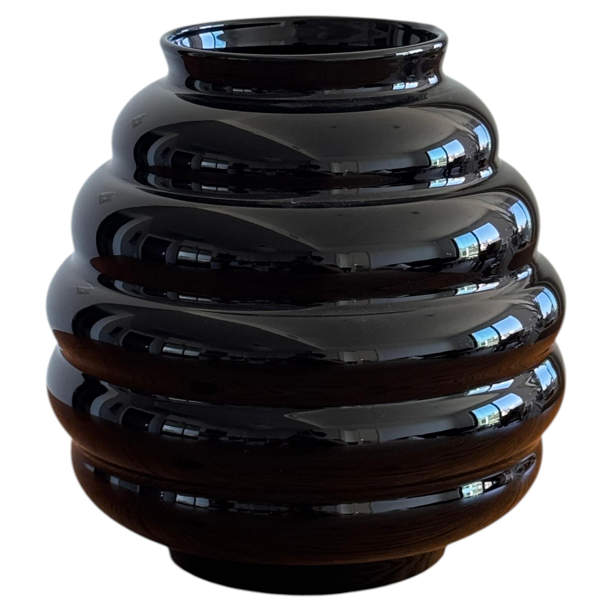 Jarrón escultural de cristal opalino negro, Bélgica, diseño de mediados del siglo XX