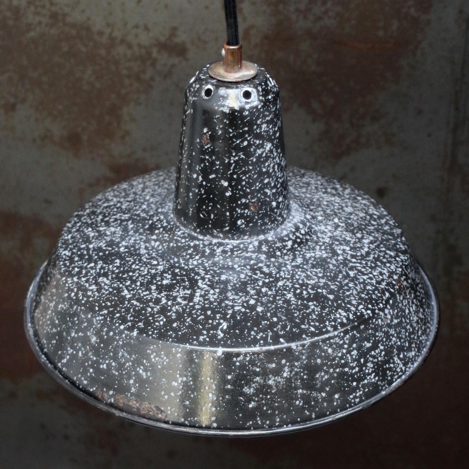 Belgian Black Speckled Enamel Vintage Industrial Pendant Light (Industriell) im Angebot