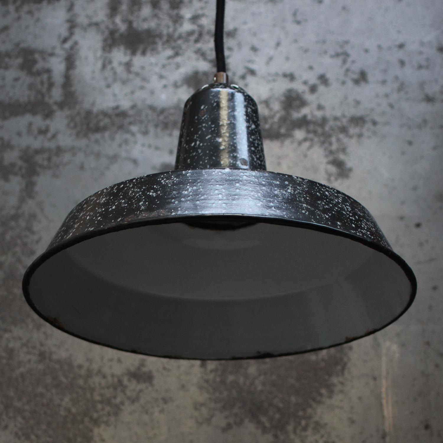 Belgian Black Speckled Enamel Vintage Industrial Pendant Light (Belgisch) im Angebot