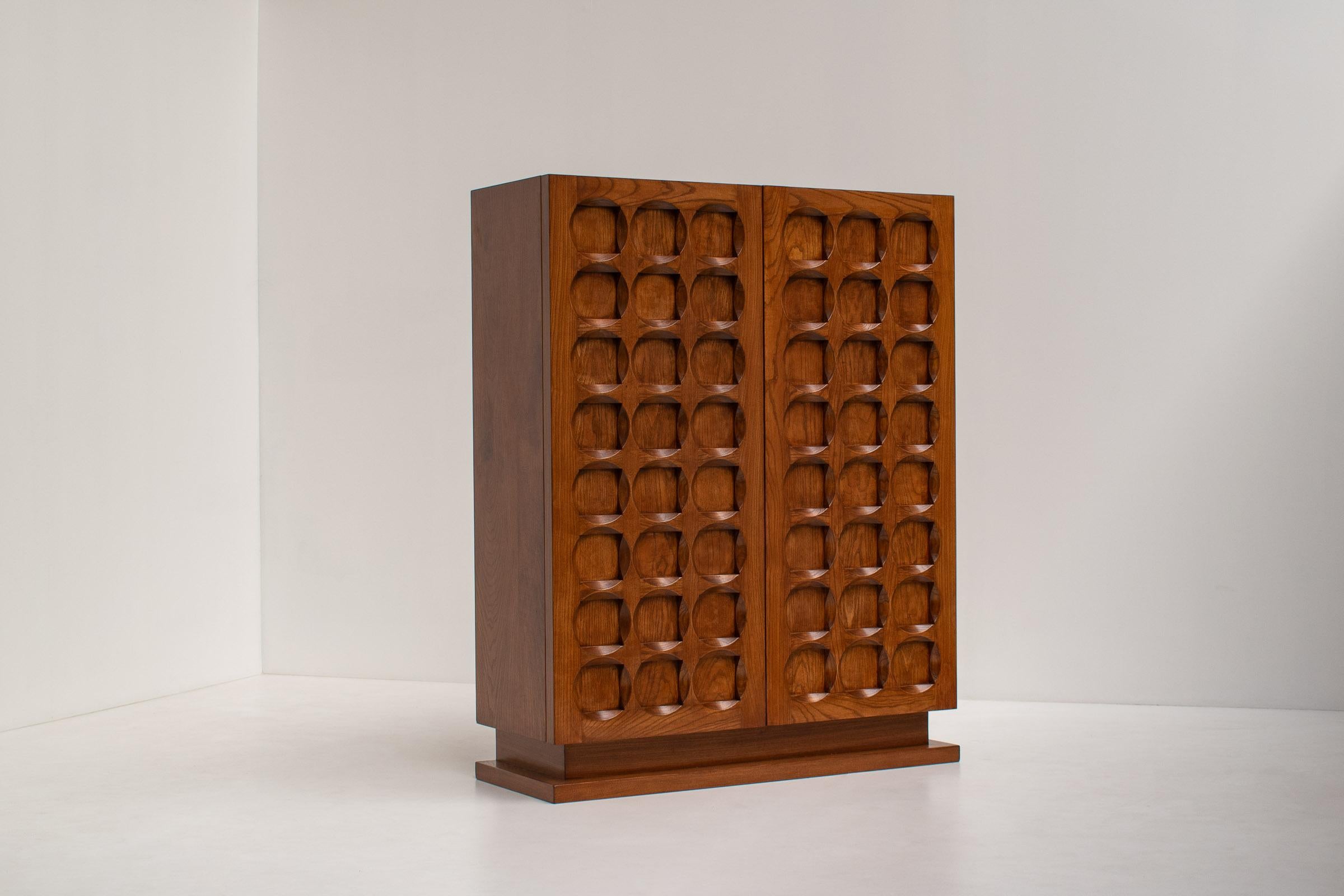 Stunning brutalist bar cabinet in blonde oak, Belgium, the 1970s.

If you're tired of all the black brutalist furniture, but you love the aesthetic of it, this cabinet is the ideal compromise. A timeless piece of brutalist craftmanship from the