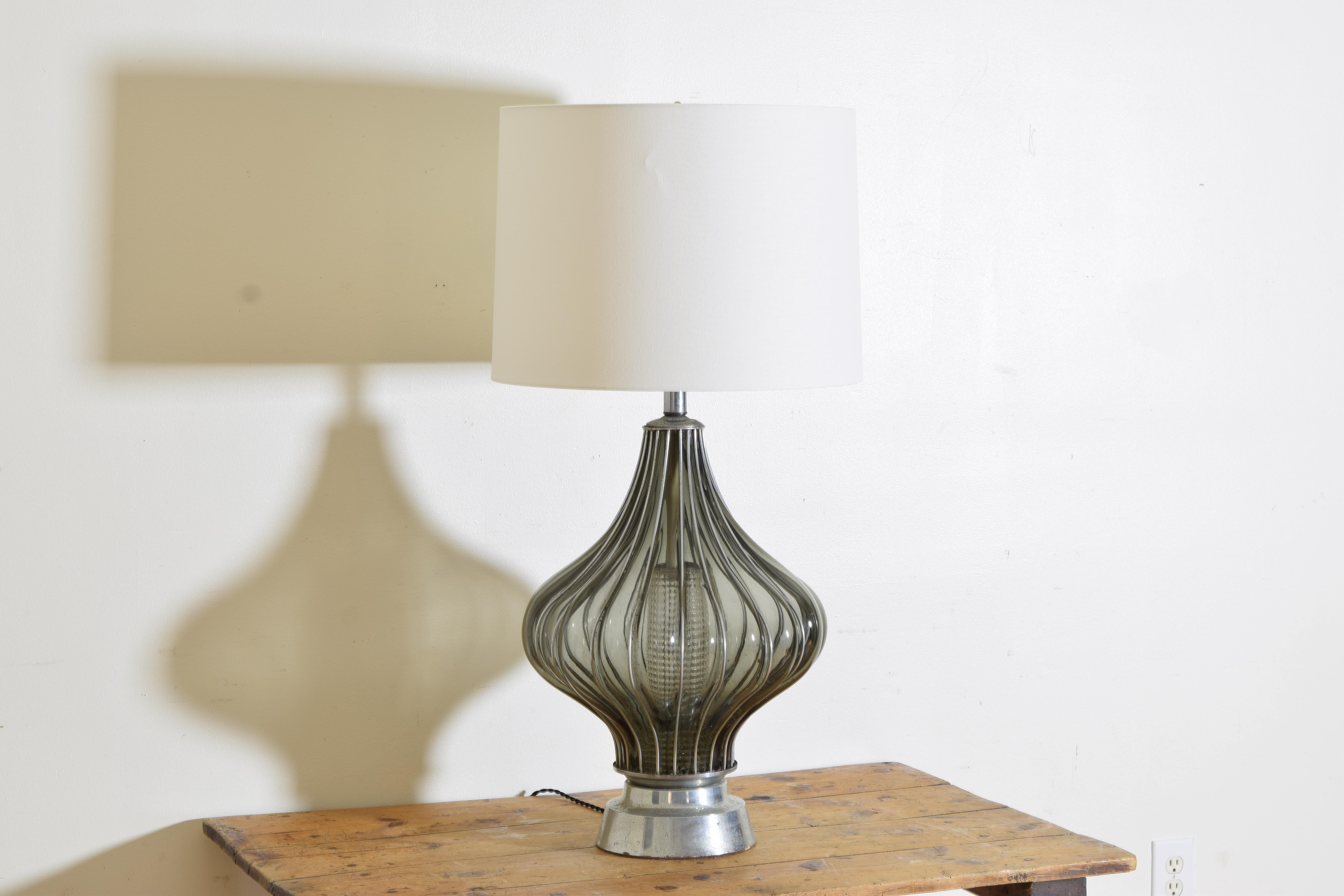 Intéressante lampe de table en verre fumé et chrome du milieu du siècle dernier. Caractéristiques, base en verre fumé avec colonne centrale en verre à l'intérieur, montée sur une base chromée et taraudée avec du chrome également. Il y a de petites