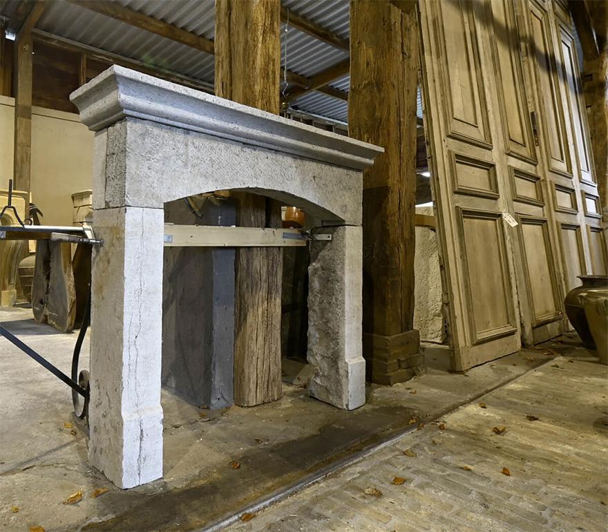 Nice and small fireplace from Belgium to place in front of 
the chimney. Made out of Belgian bluestone.