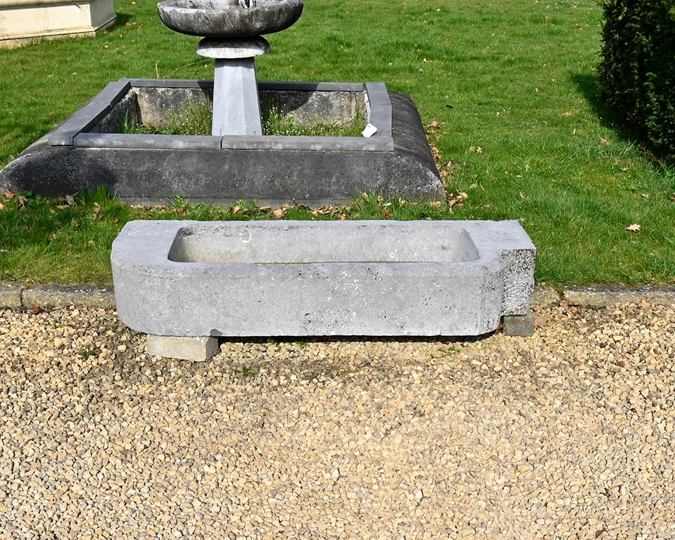 Lavandino molto grande realizzato in pietra blu belga recuperato
dalla cucina di un palazzo vicino a Bruxelles, in Belgio.