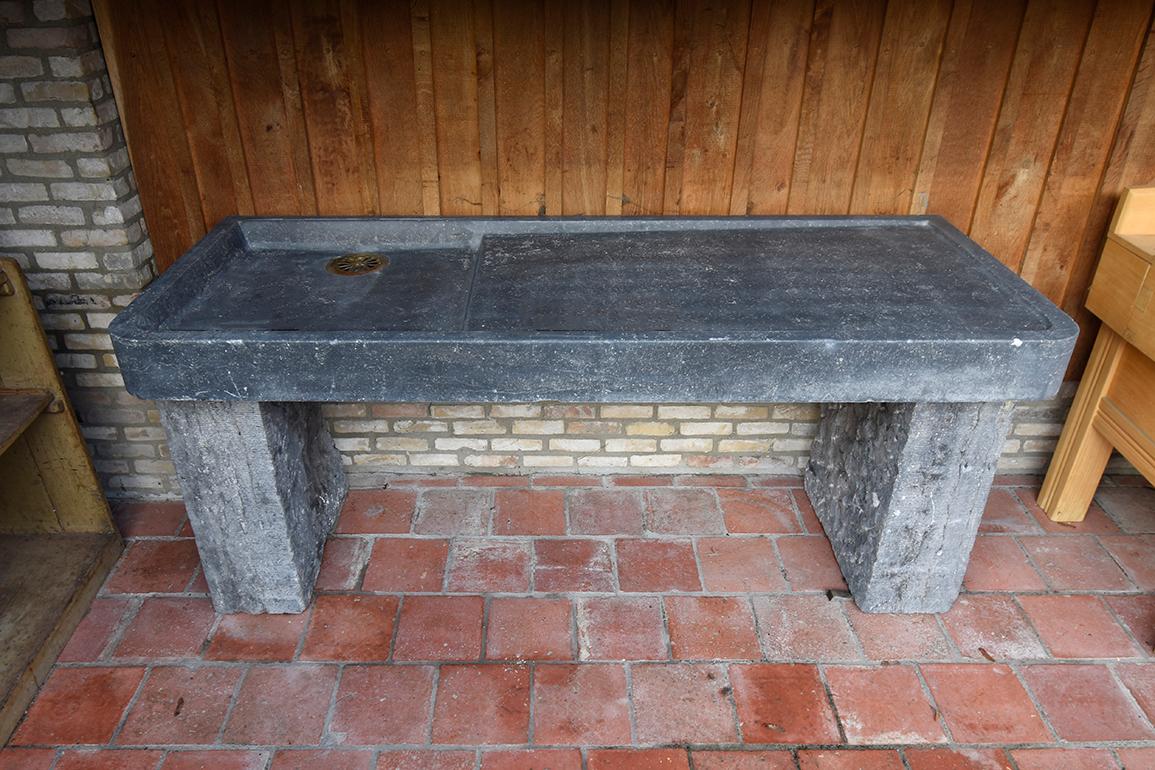 Very nice Belgian bluestone sink with pedestal from the 19th century.
Recuperated from Brussels, Belgium.