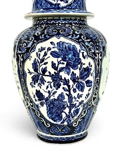 Belgischer Ingwerbehälter mit Deckel im Stil „Boch Delft“, blau-weiß mit Blumenmuster, um 1920