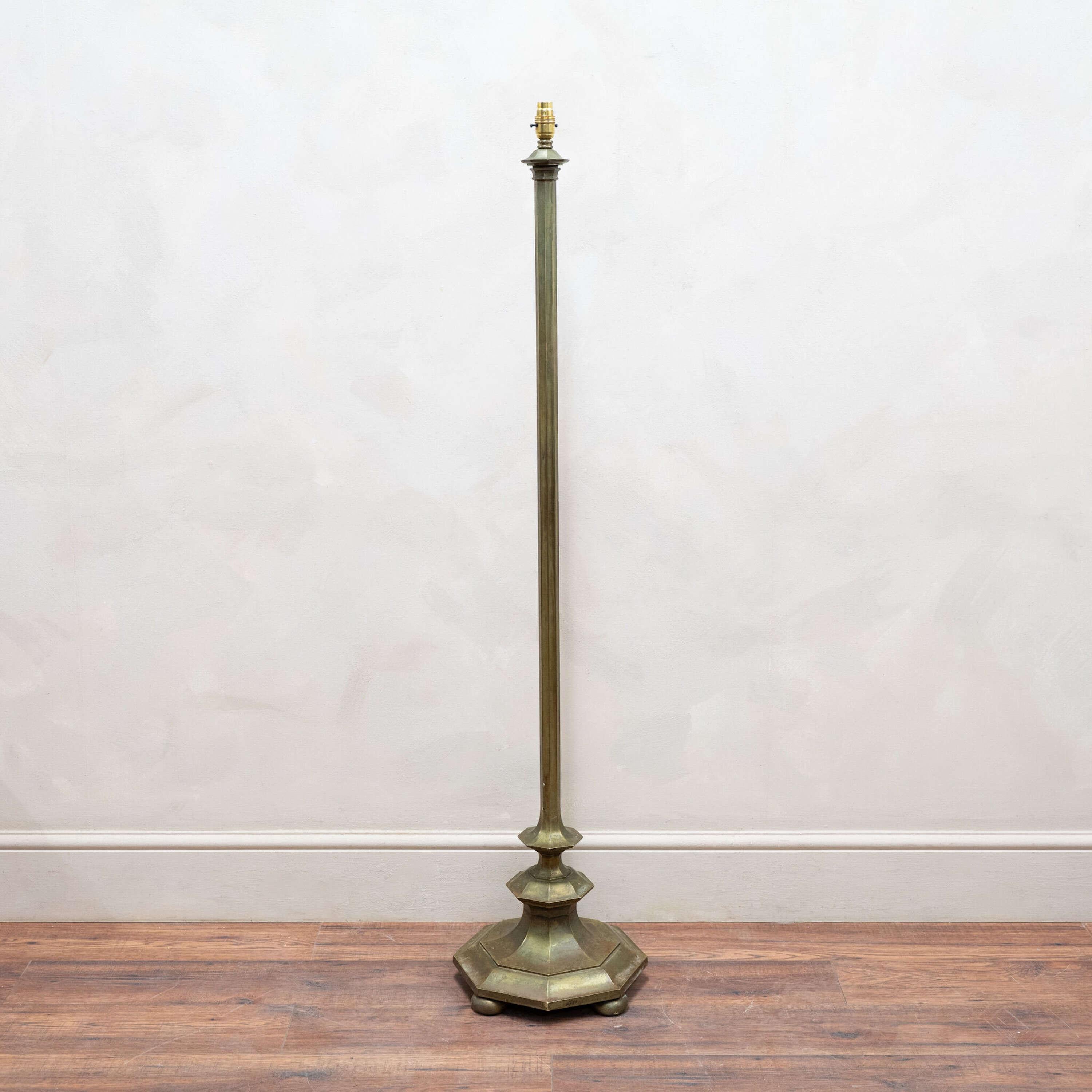 Una lampada da terra in ottone pesante di qualità con una base a gradini.
Venduto cablato e sottoposto a PAT test.

Belgio, circa 1970.

Altezza - 144,5 cm
Diametro della base - 31 cm

Per favore, scrivete un messaggio se avete bisogno di ulteriori