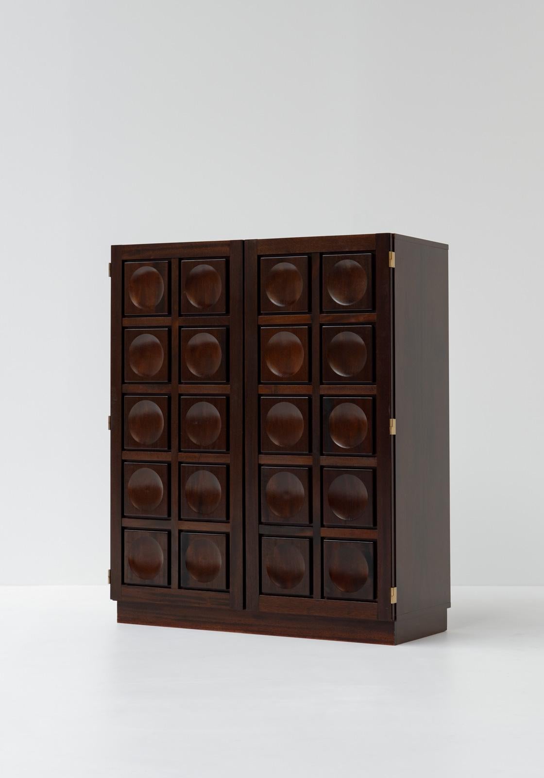 Stunning brutalist bar cabinet in dark stained oak, Belgium, the 1970s.

Are you tired of the black brutalist furniture but still love the brutalist aesthetic? This cabinet from the 1970s, made in Belgium, is a perfect compromise. It features