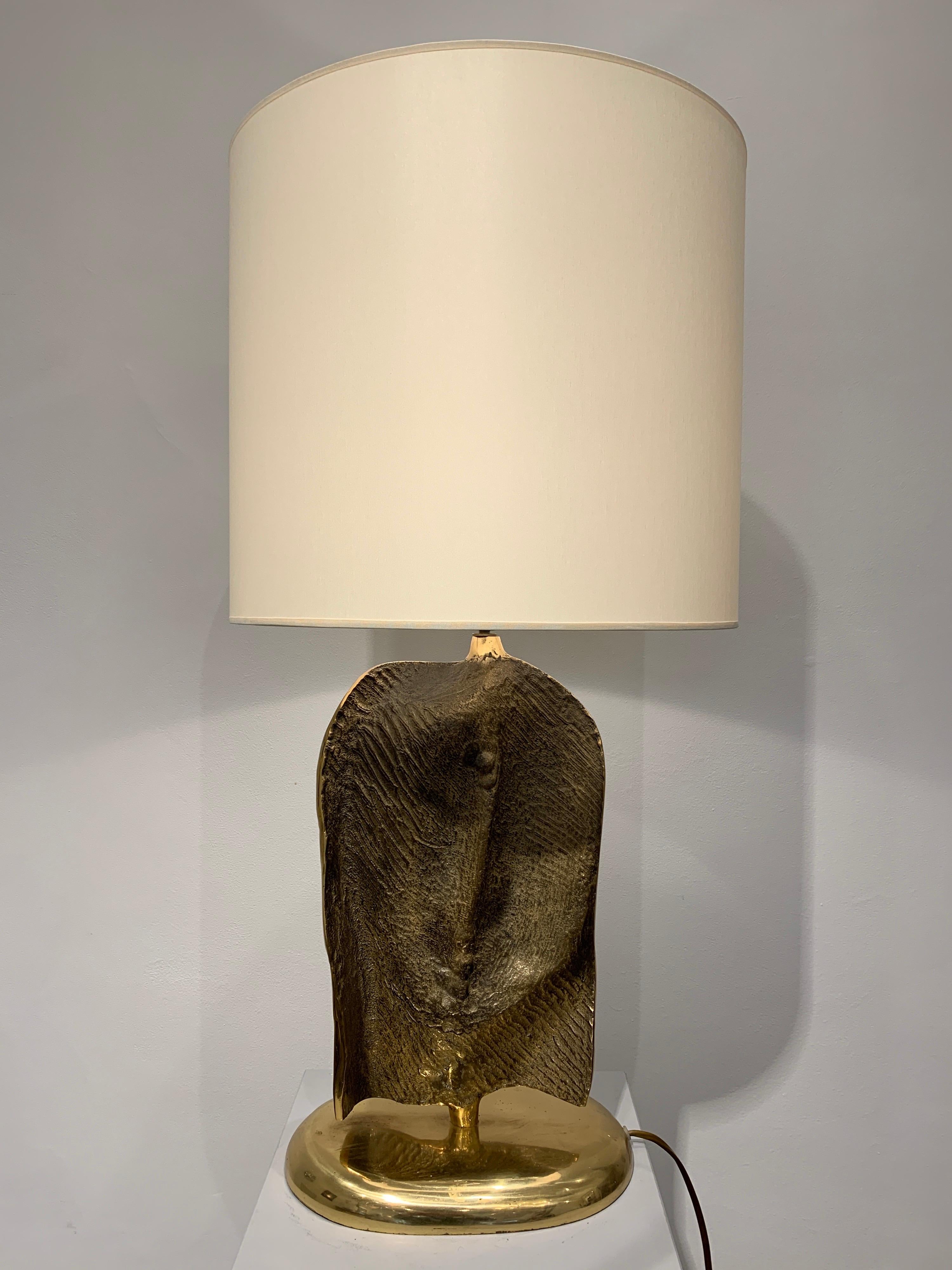 The lamp is a solid cast bronze worked in Brutalist manner. The quality is stunning. This type of elegant brutalist quality work is typical of the Belgian Brutalist style of 1970s, as can been seen in the works of the Jomckers, Mathias, Daro, to