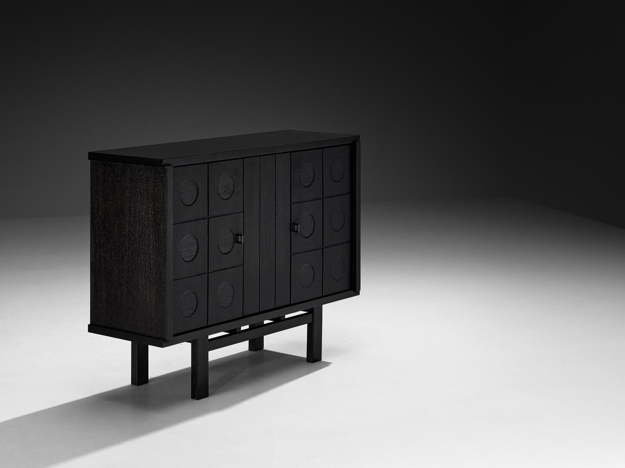 Brutalisme Armoire belge brutaliste en Oak Oak laqué noir en vente