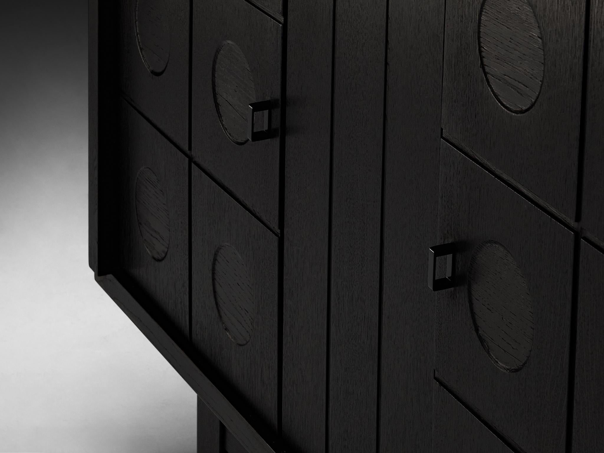 Belge Armoire belge brutaliste en Oak Oak laqué noir en vente