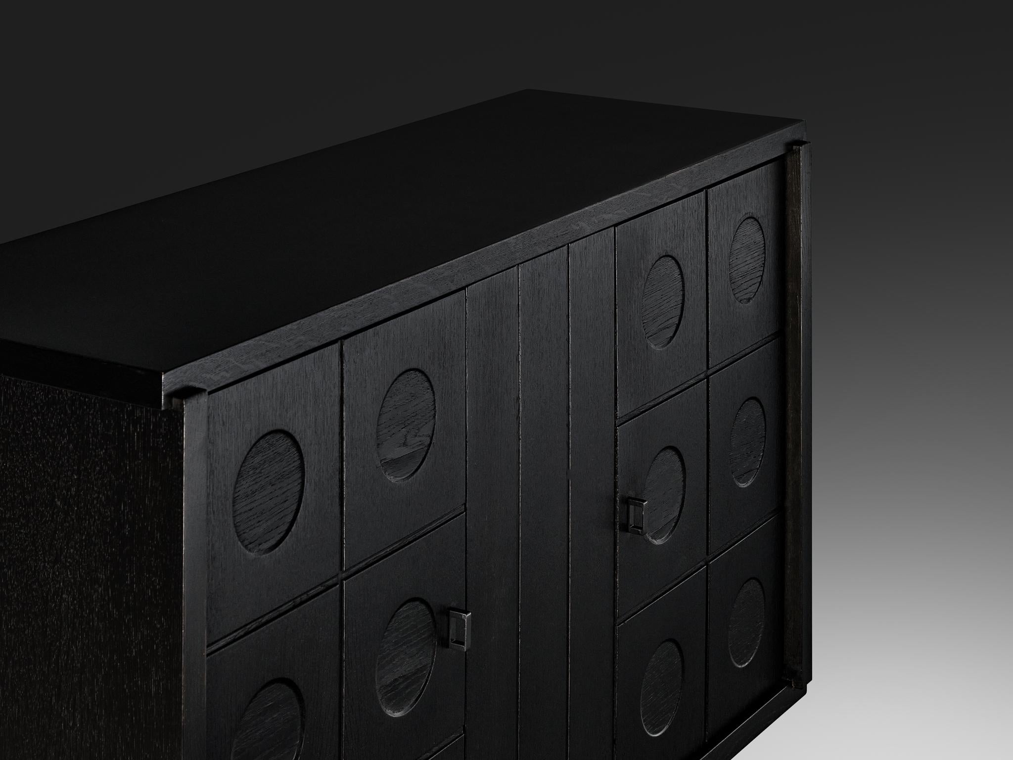 Fin du 20e siècle Armoire belge brutaliste en Oak Oak laqué noir en vente