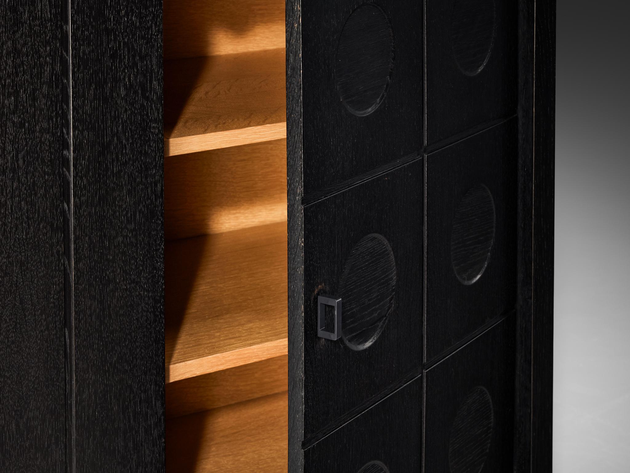Chêne Armoire belge brutaliste en Oak Oak laqué noir en vente