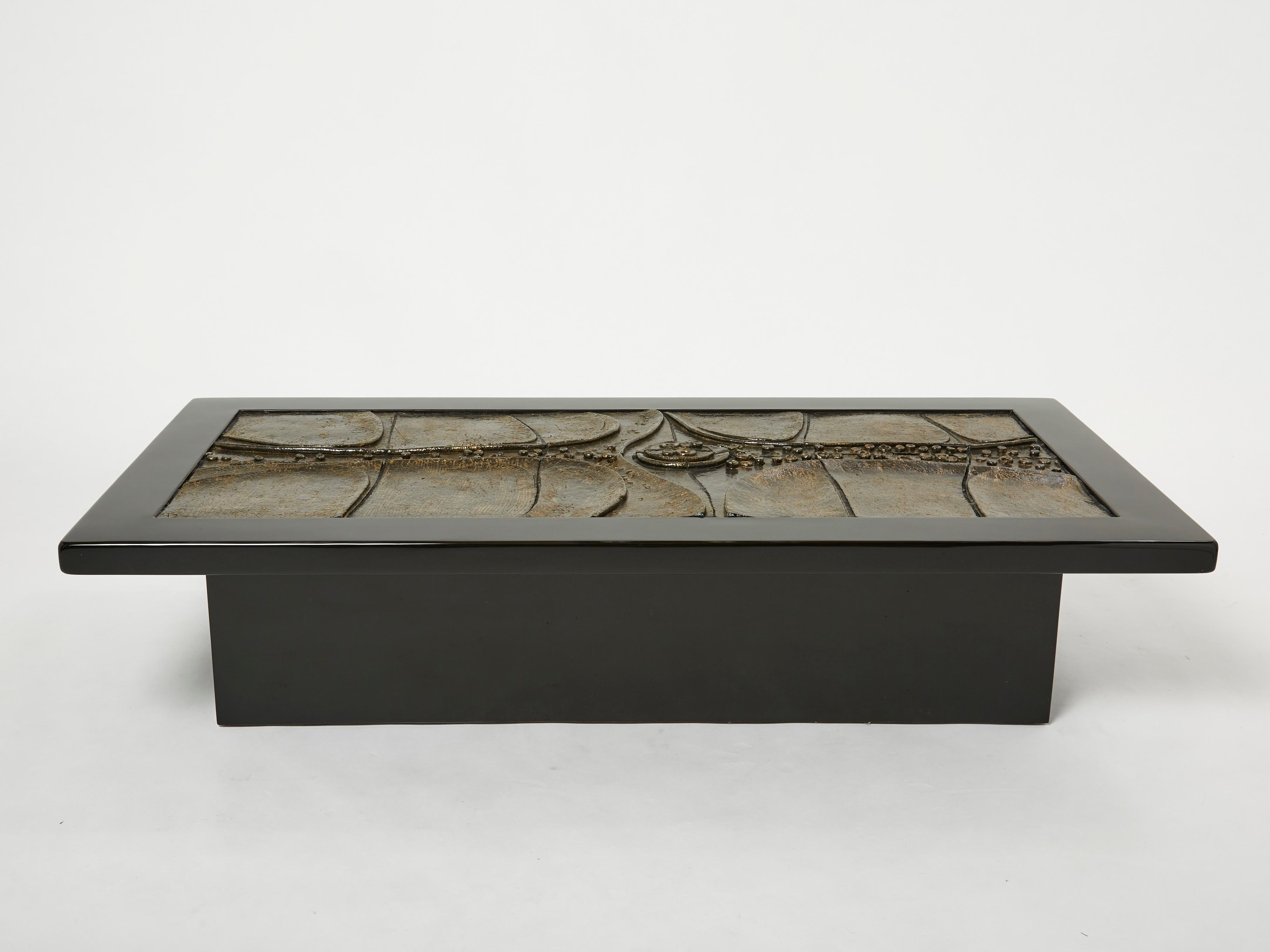 Beautiful and unique Brutalist coffee table by Belgian collective Pia Manu made in the early 1970s. Solid black lacquered structure and feet are framing a bronze patinated sculpture made of ceramic, that looks like a post modern abstract painting.