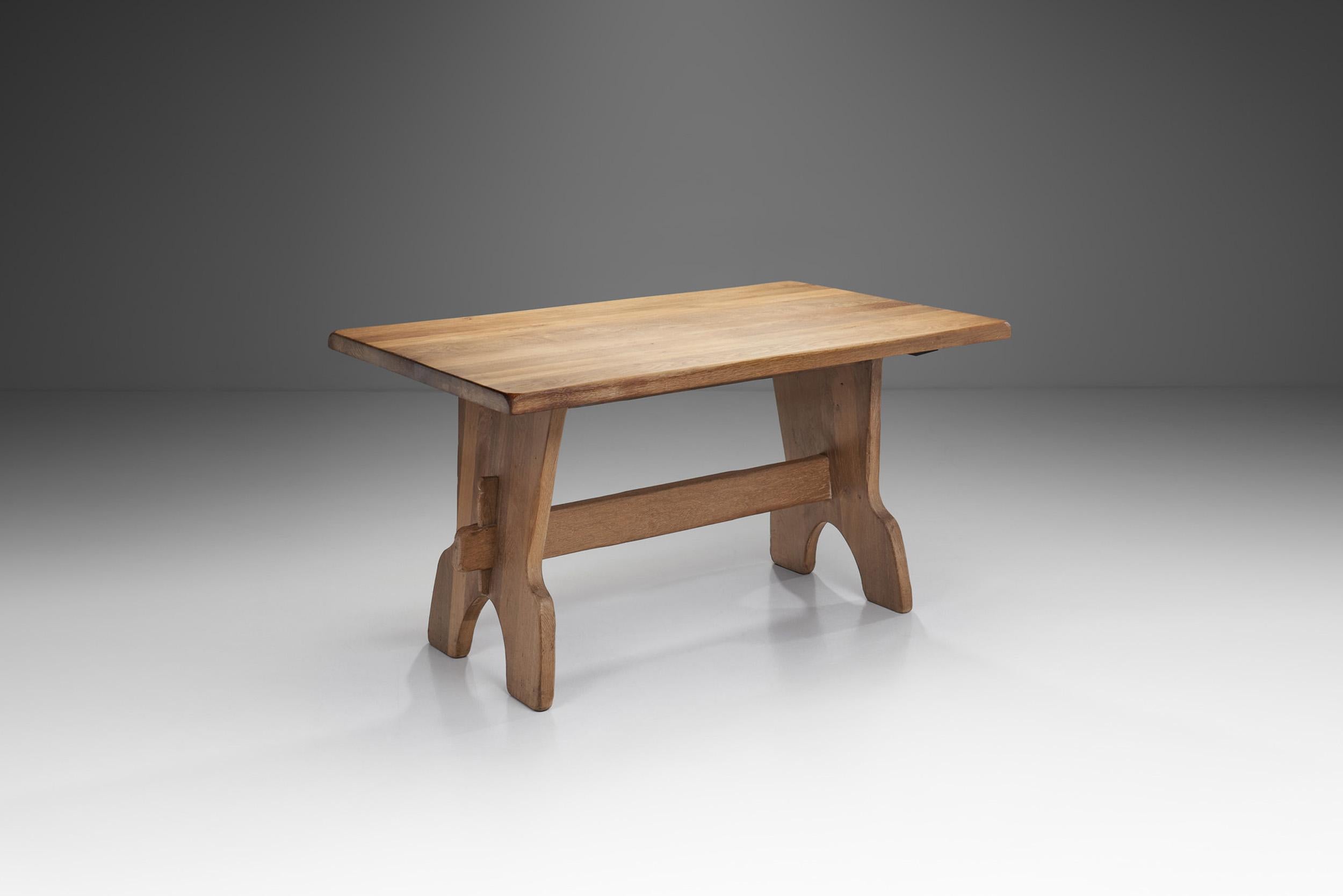 This Belgian table was created with considerable technical expertise and holds a natural expression with its airy and organic design, which is dominated by the natural beauty of the material and the creative use of the tenon and mortise
