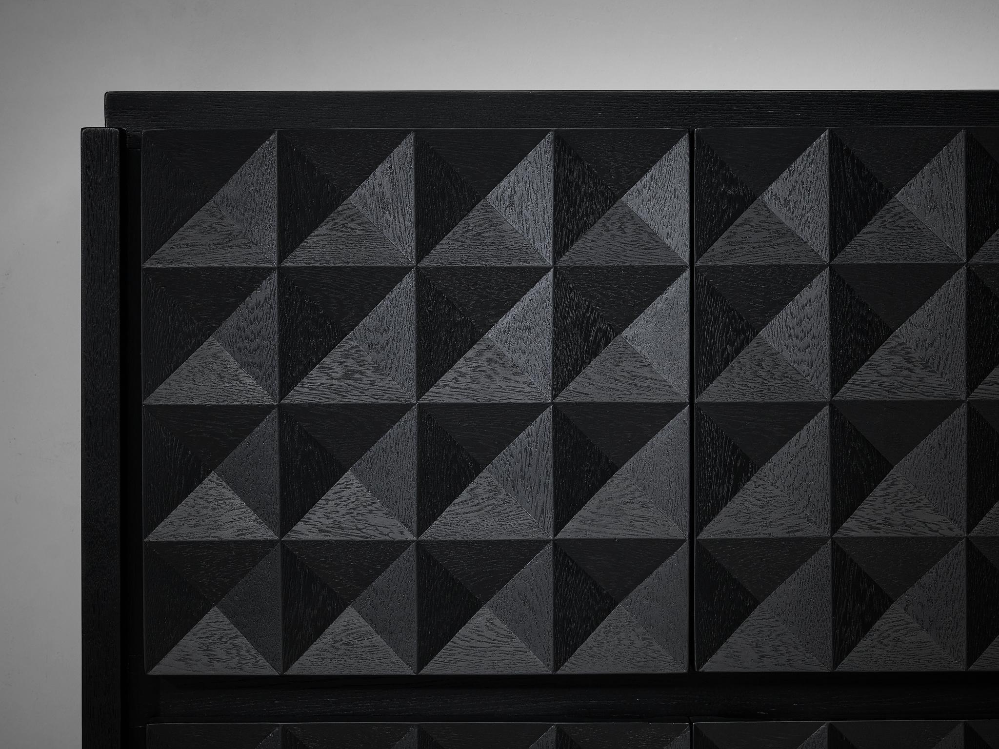 Belgisches brutalistisches Sideboard aus schwarz lackierter Eiche mit grafischen Türen  (Metall) im Angebot
