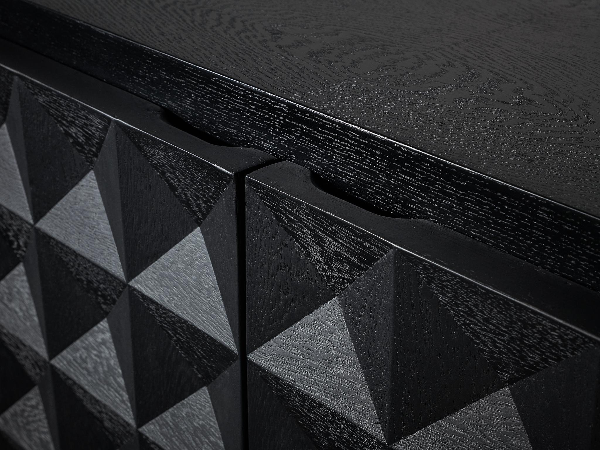 Belgisches brutalistisches Sideboard aus schwarz lackierter Eiche mit grafischen Türen  im Angebot 2