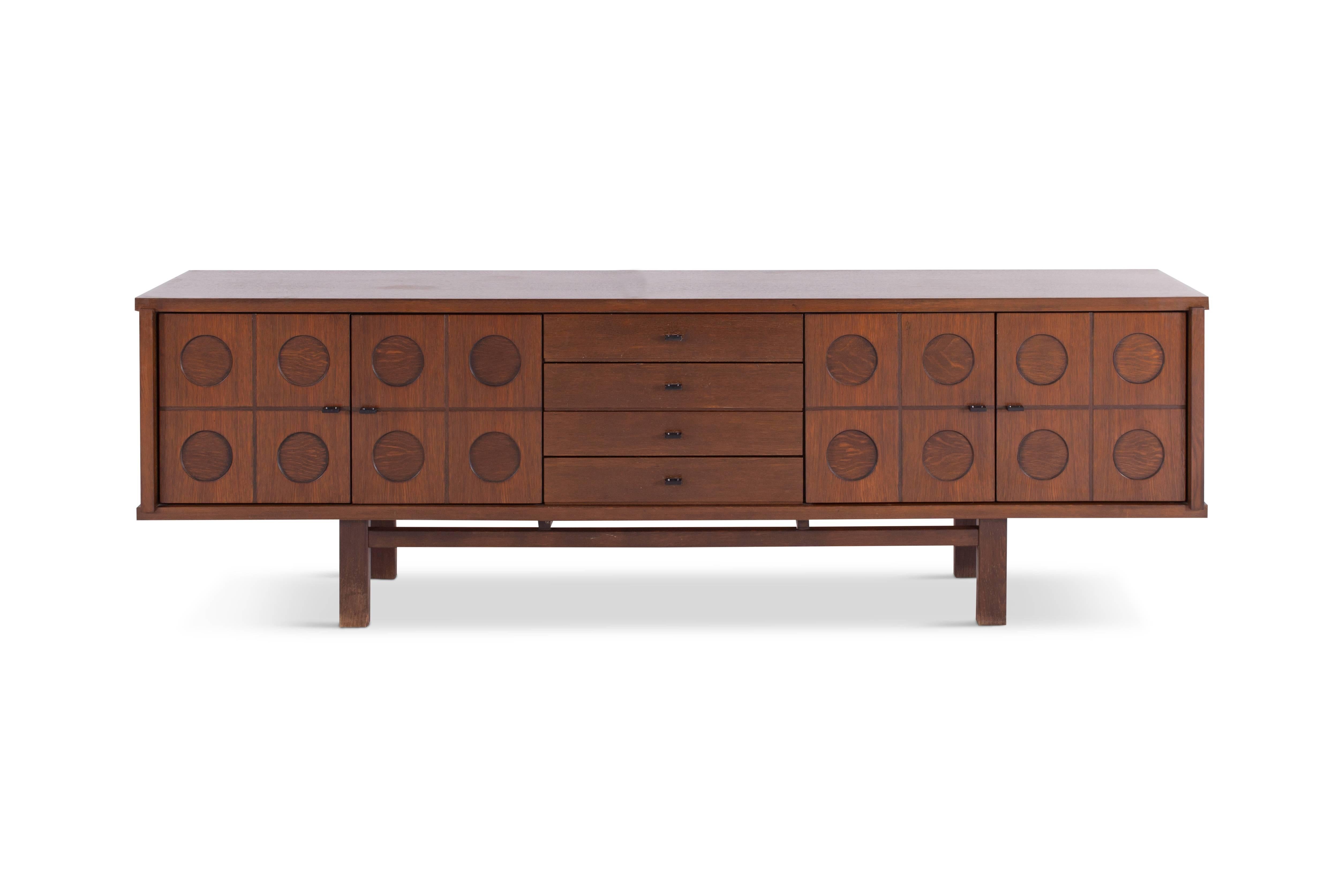 Brutalist sideboard in brown oak.
A rare brutalist piece mounted on a base for a floating effect.

Inside we find plenty of storage space.

Belgium, 1970s.

Measures: W 283 x H 88.5 x D 48.5 cm.