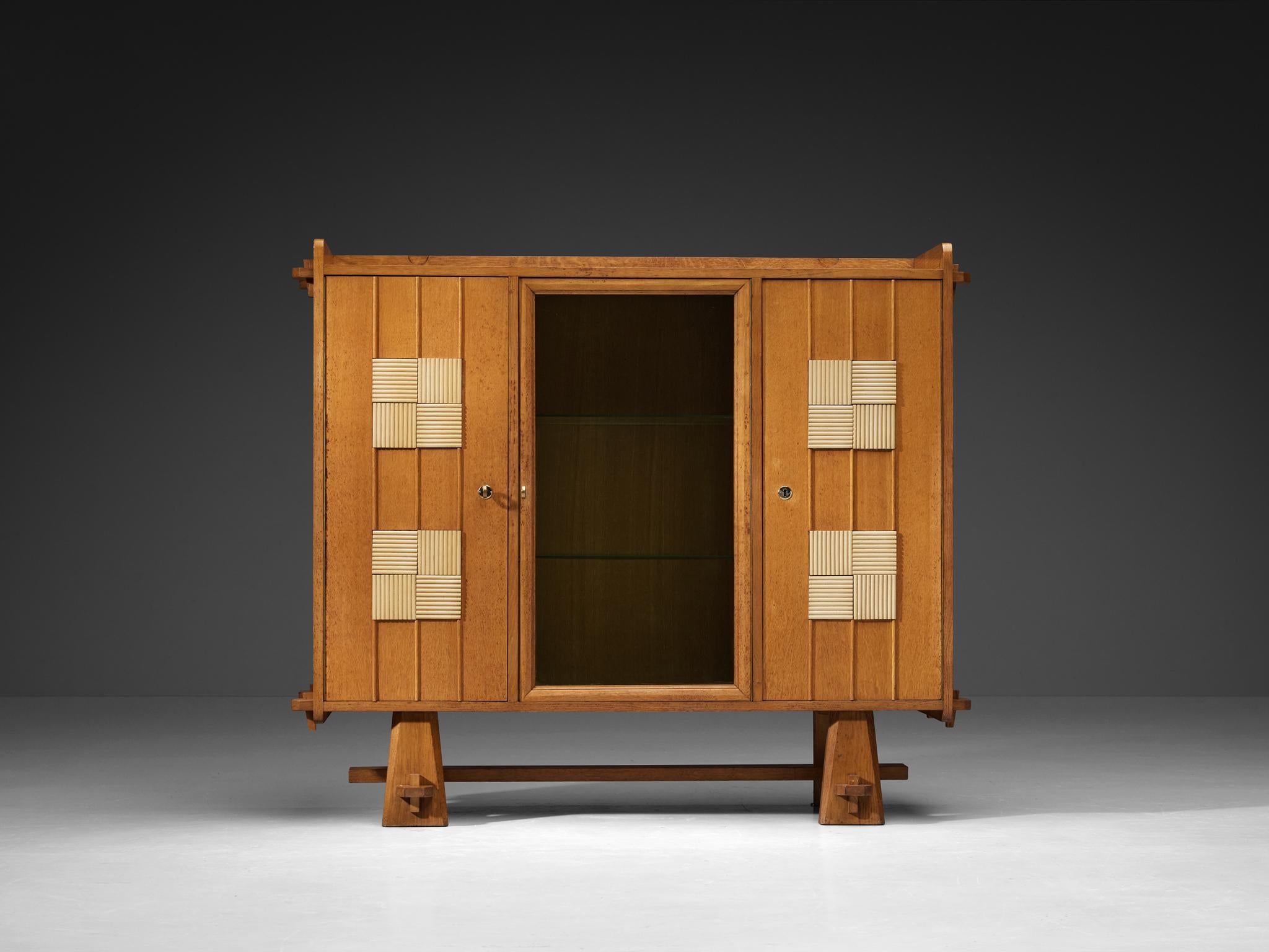 Mid-Century Modern Armoire belge en chêne massif et verre en vente