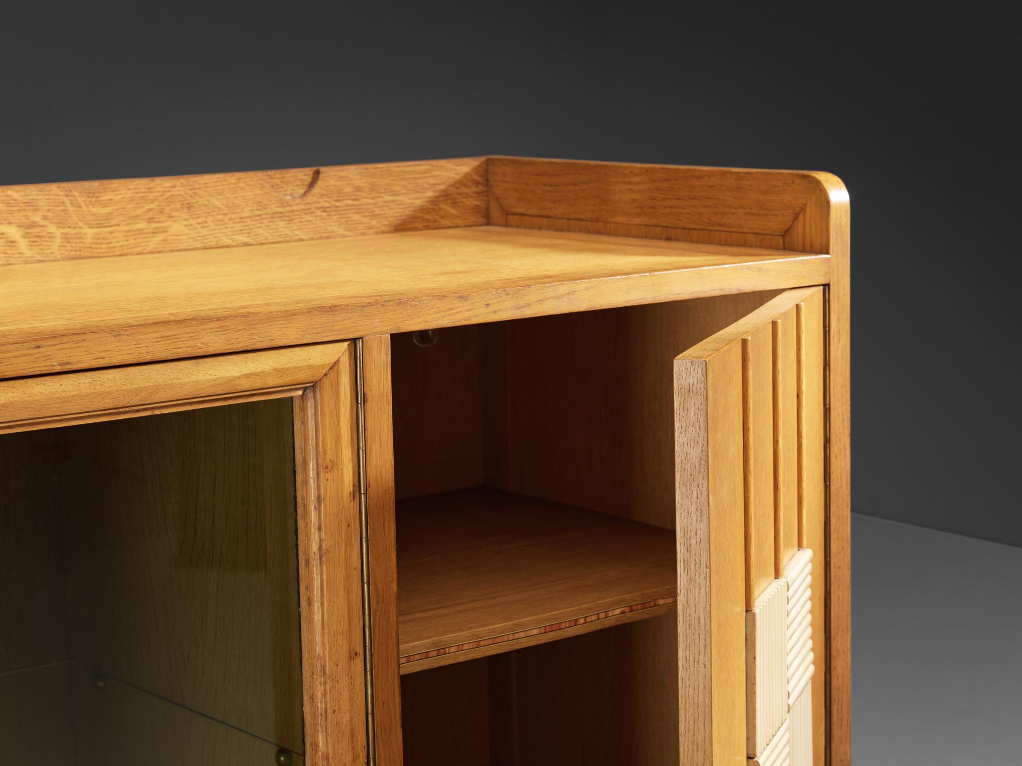 Belge Armoire belge en chêne massif et verre en vente