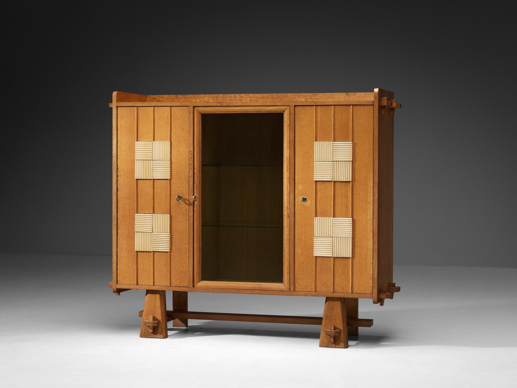 Fin du 20e siècle Armoire belge en chêne massif et verre en vente