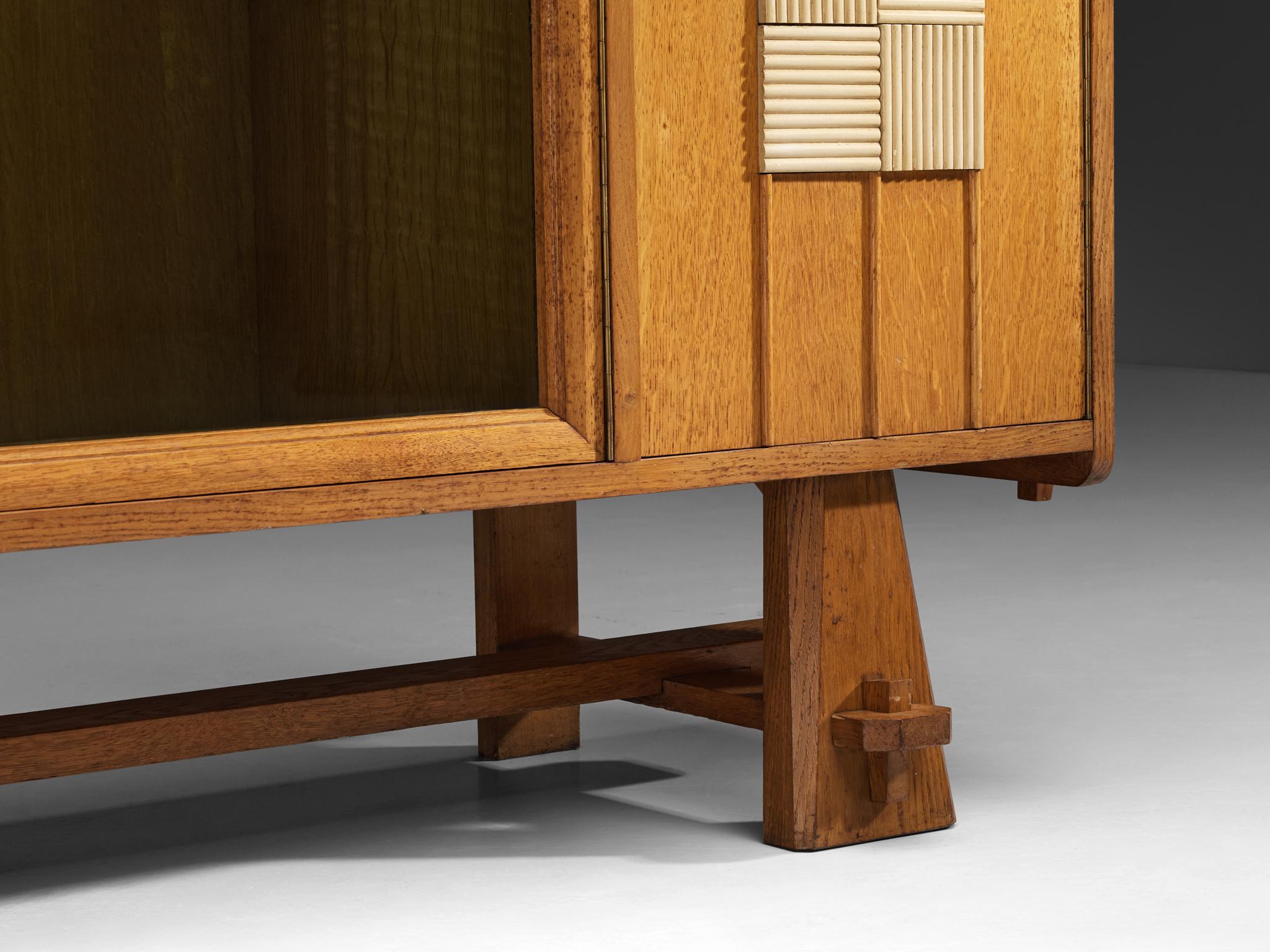Armoire belge en chêne massif et verre en vente 1
