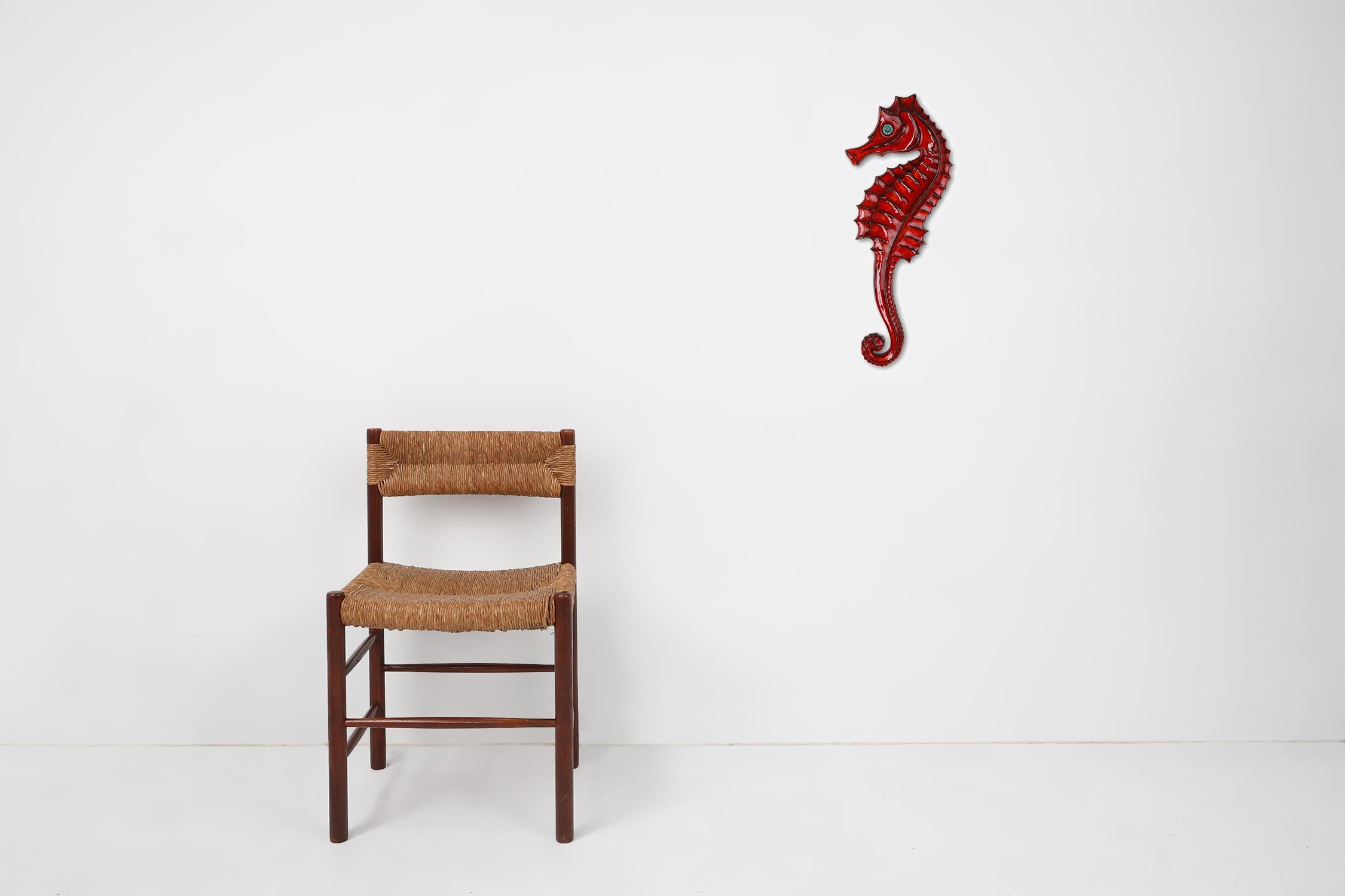 Bélgica / 1960 / caballito de mar / cerámica / André Bayer / mediados de siglo / vintage

Una gran escultura de cerámica de caballito de mar con un hermoso esmalte rojo, fabricada en Bélgica en la década de 1960. La estatua está firmada BAYER por
