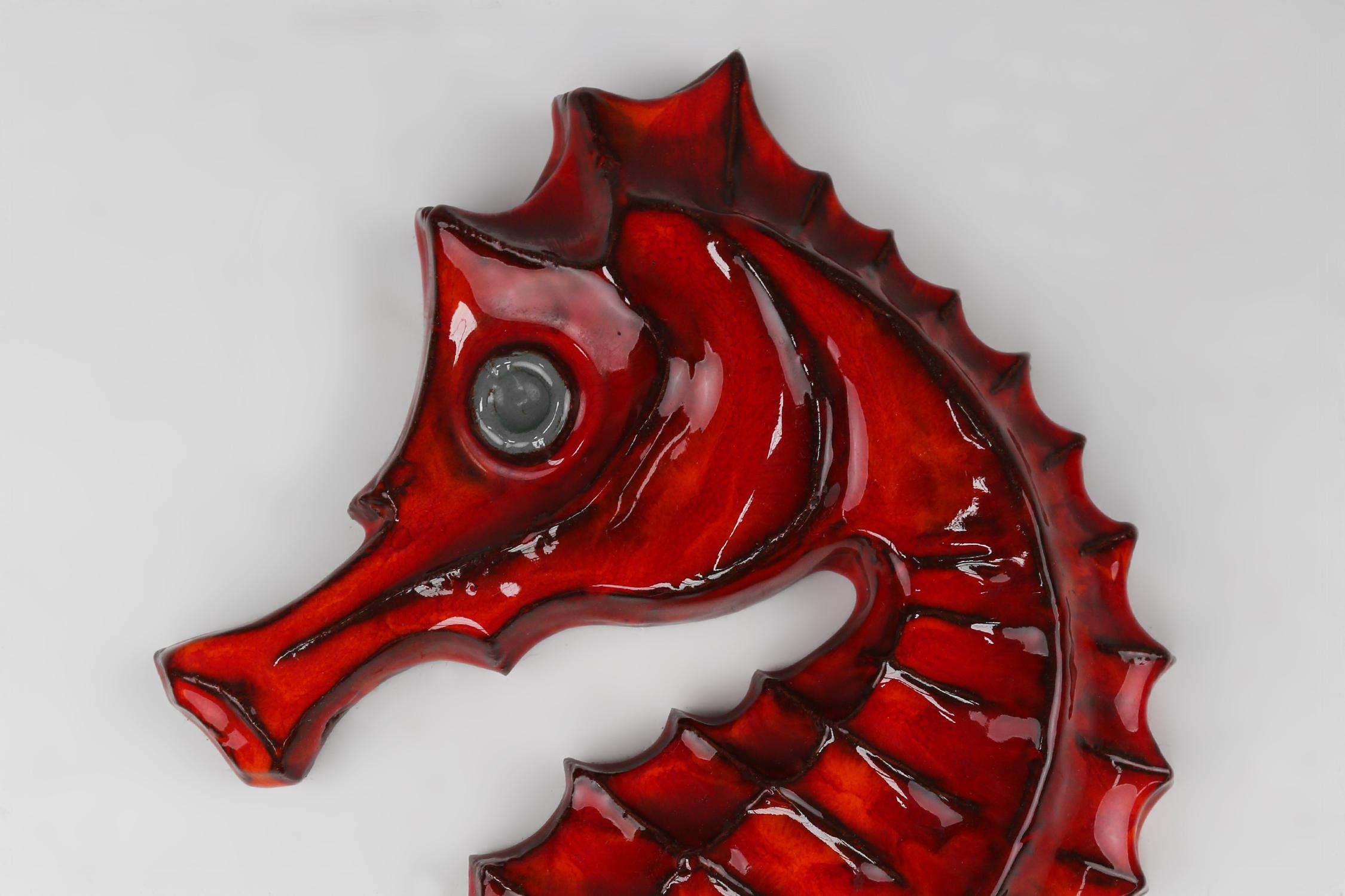 Placa de cerámica belga roja Caballito de mar de André Bayer, años 60 Moderno de mediados de siglo en venta