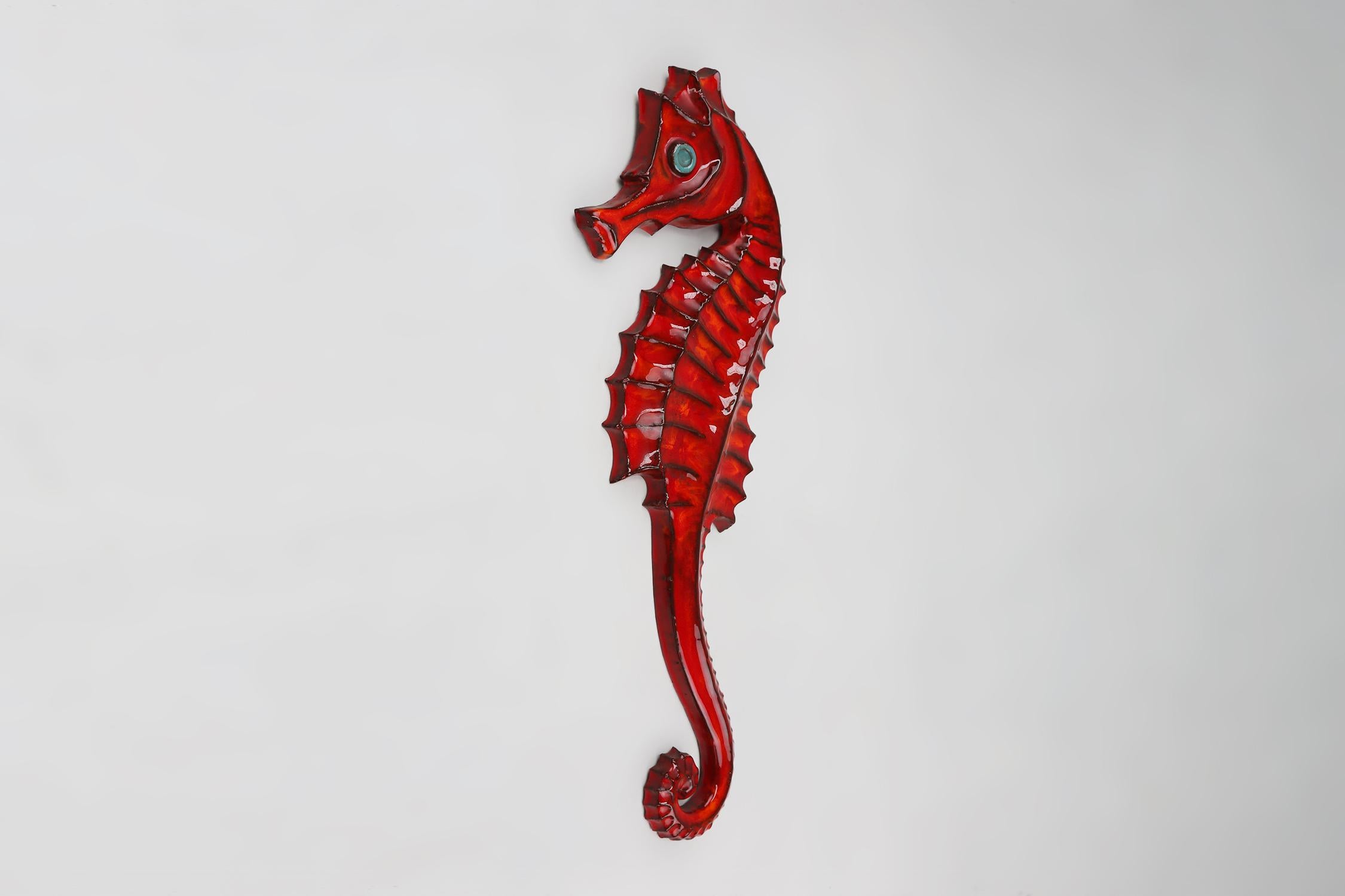 Placa de cerámica belga roja Caballito de mar de André Bayer, años 60 Glaseado en venta